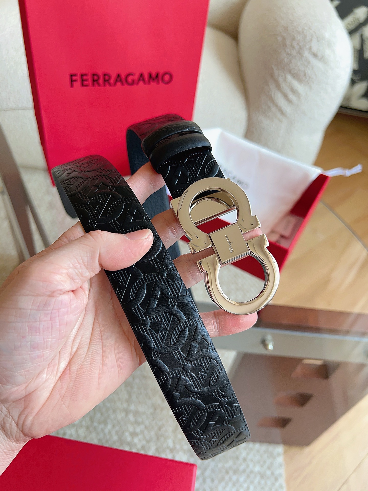 菲拉格慕（2026早春款），皮带选用经特别工艺处理的头层牛皮制成，突显天然粒纹，采用摩登优雅色调焕新演绎