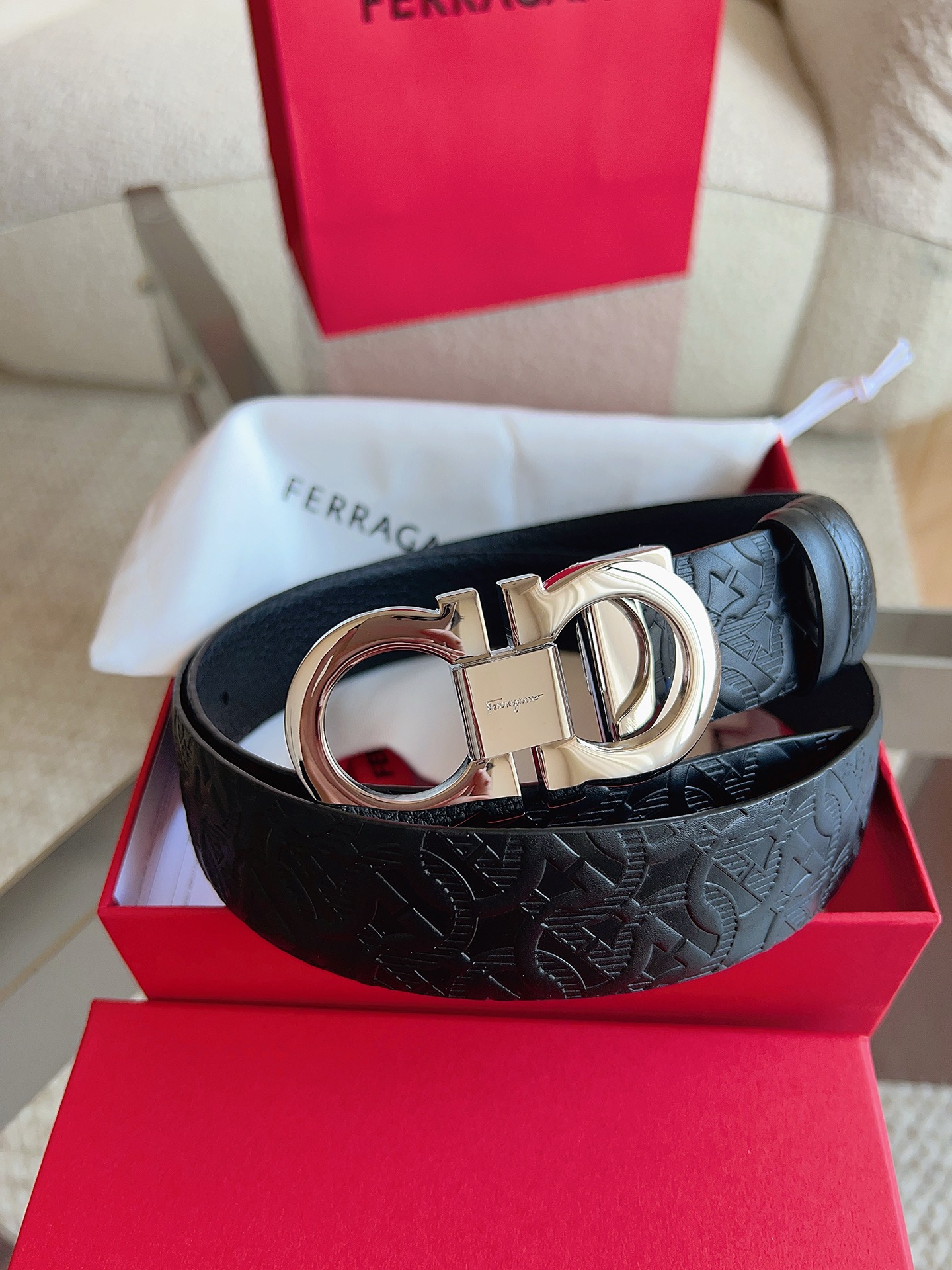 菲拉格慕（2026早春款），皮带选用经特别工艺处理的头层牛皮制成，突显天然粒纹，采用摩登优雅色调焕新演绎