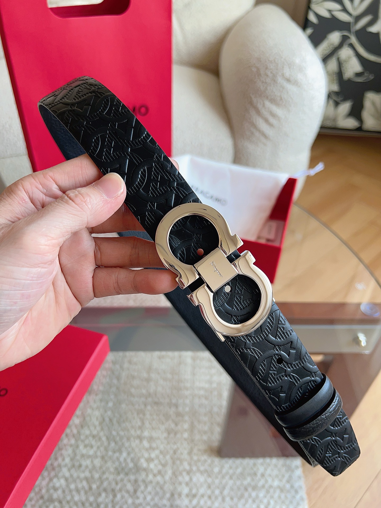 菲拉格慕（2026早春款），皮带选用经特别工艺处理的头层牛皮制成，突显天然粒纹，采用摩登优雅色调焕新演绎