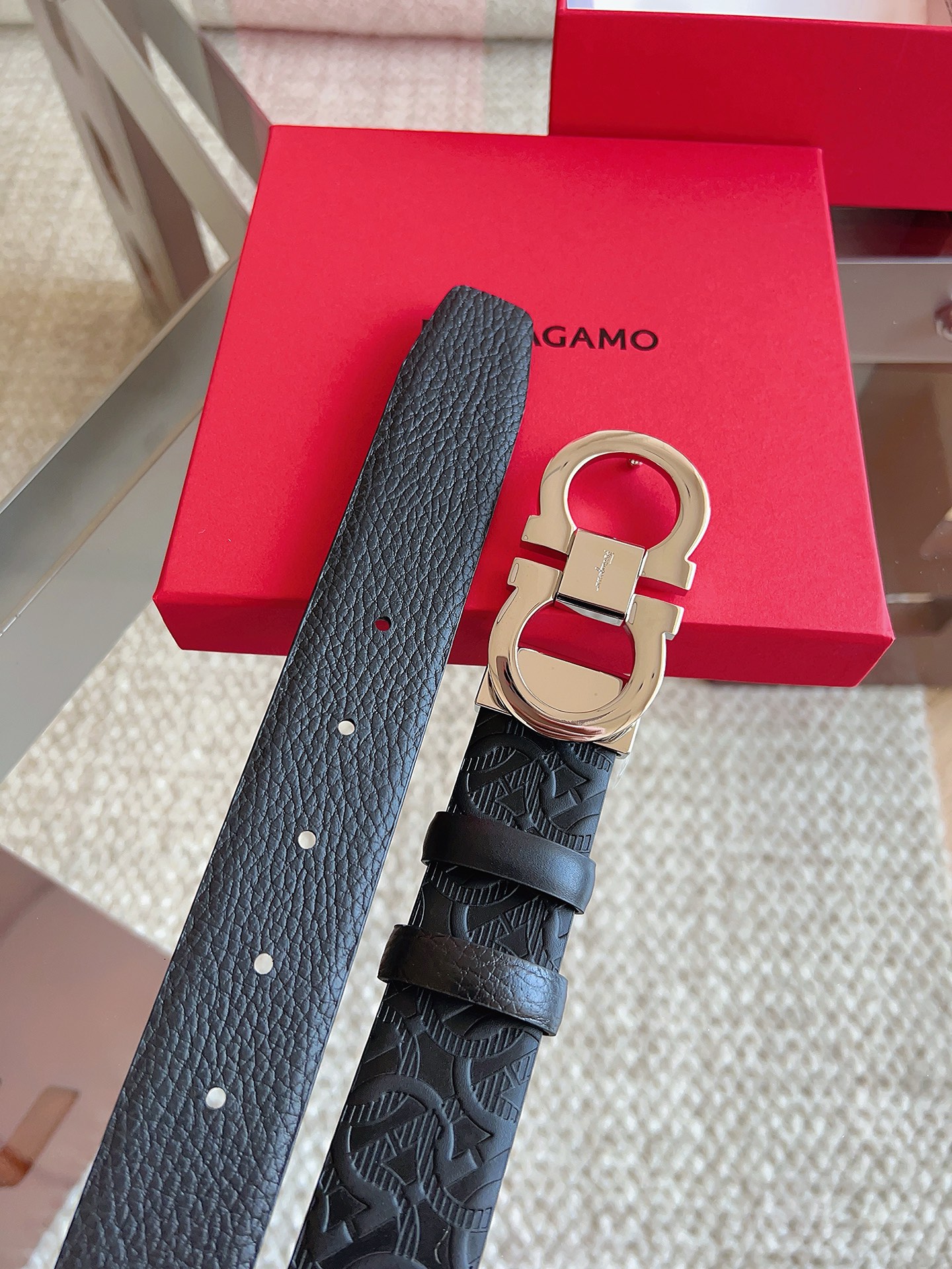 菲拉格慕（2026早春款），皮带选用经特别工艺处理的头层牛皮制成，突显天然粒纹，采用摩登优雅色调焕新演绎