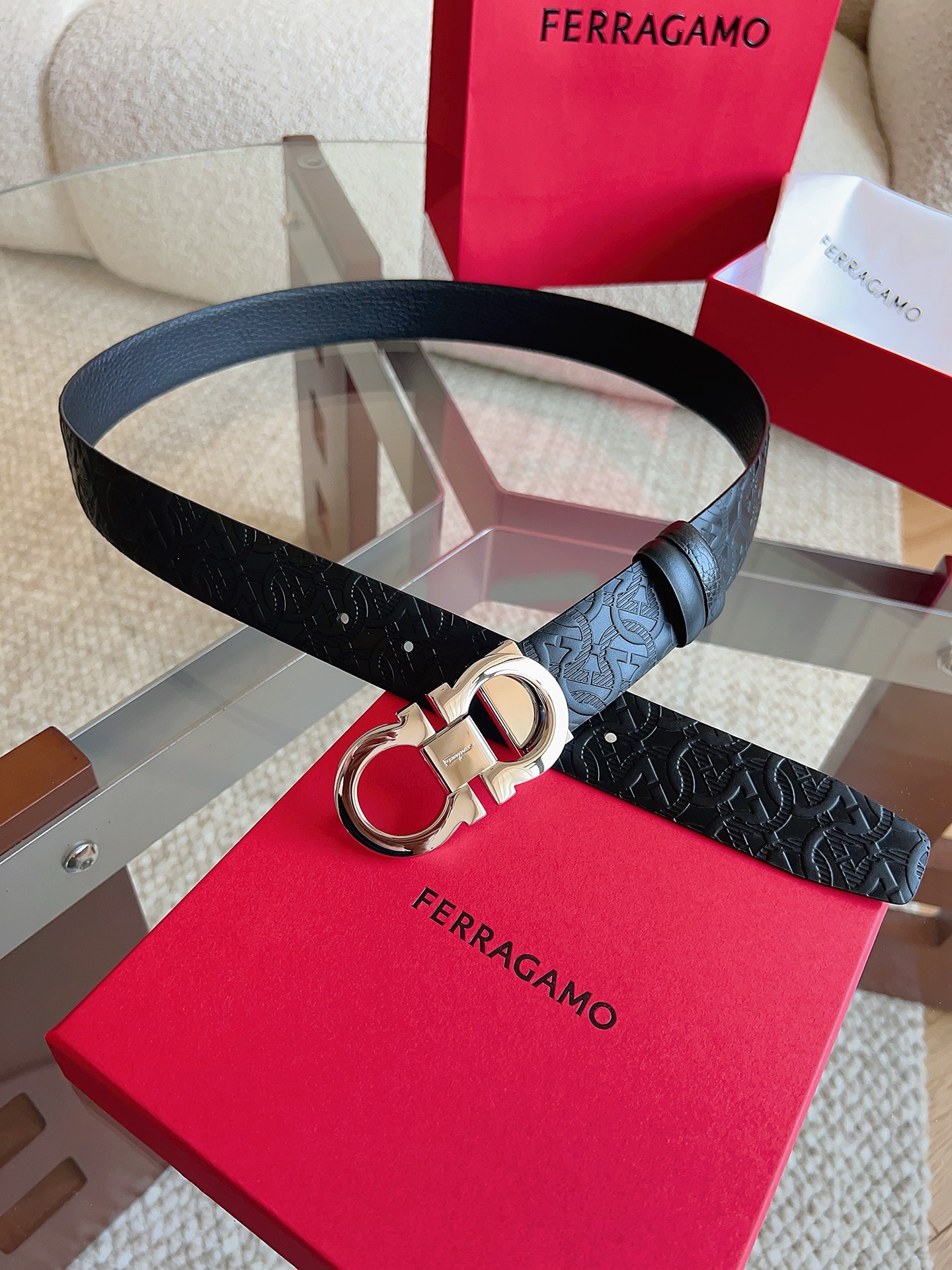 菲拉格慕（2026早春款），皮带选用经特别工艺处理的头层牛皮制成，突显天然粒纹，采用摩登优雅色调焕新演绎