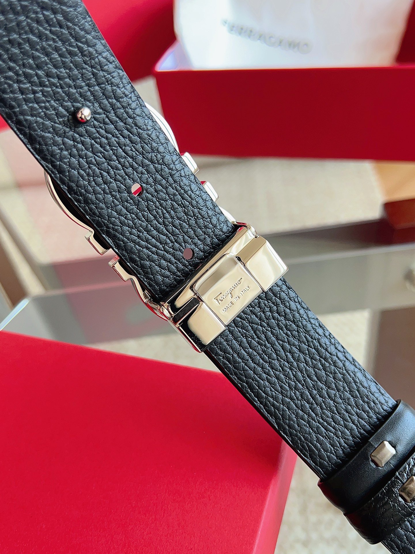 菲拉格慕（2026早春款），皮带选用经特别工艺处理的头层牛皮制成，突显天然粒纹，采用摩登优雅色调焕新演绎