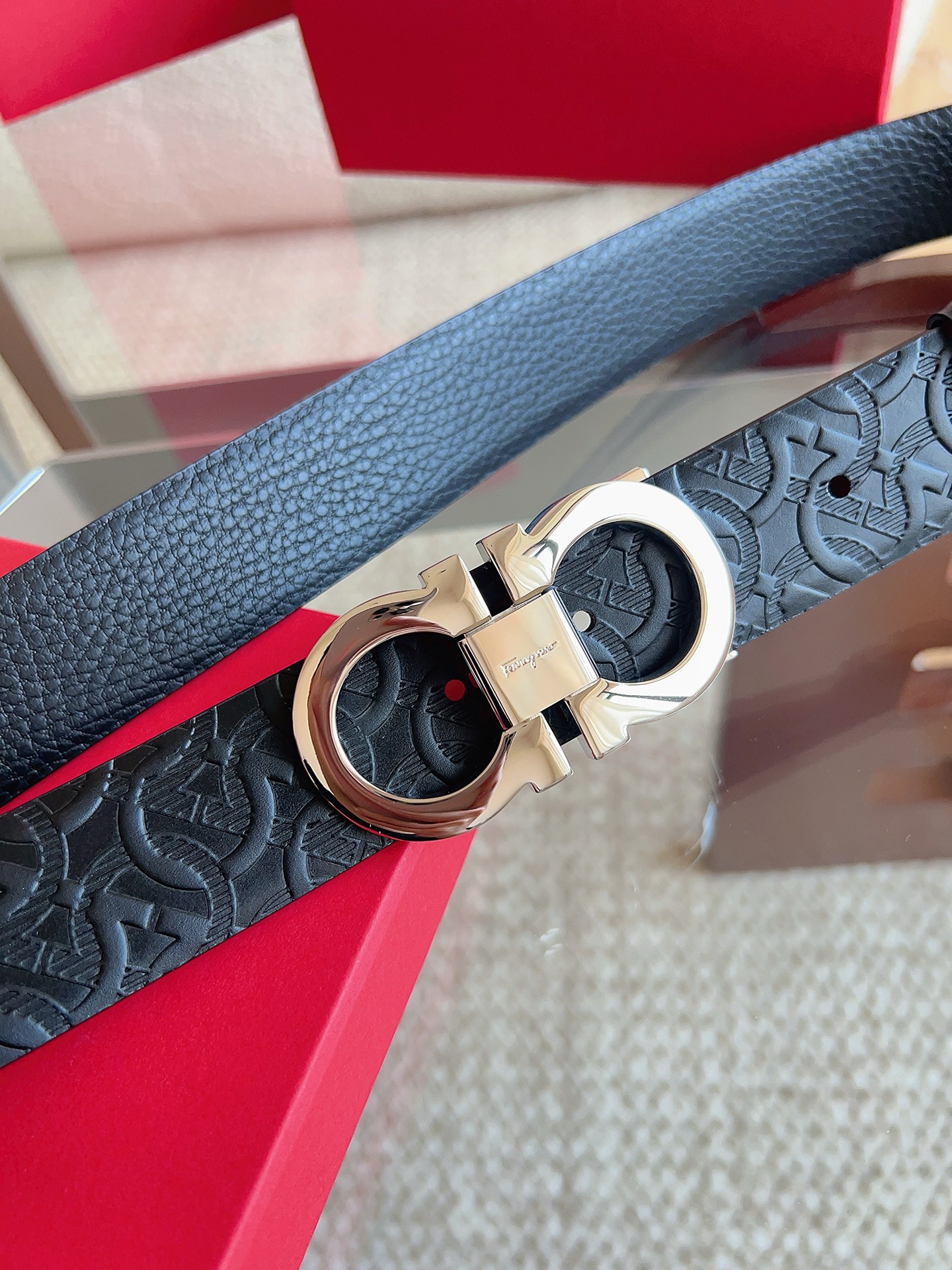 菲拉格慕（2026早春款），皮带选用经特别工艺处理的头层牛皮制成，突显天然粒纹，采用摩登优雅色调焕新演绎