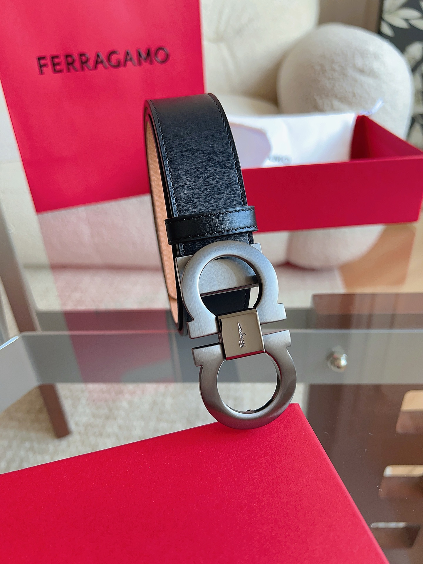 菲拉格慕（2026早春款），皮带选用经特别工艺处理的头层牛皮制成，突显天然粒纹，采用摩登优雅色调焕新演绎