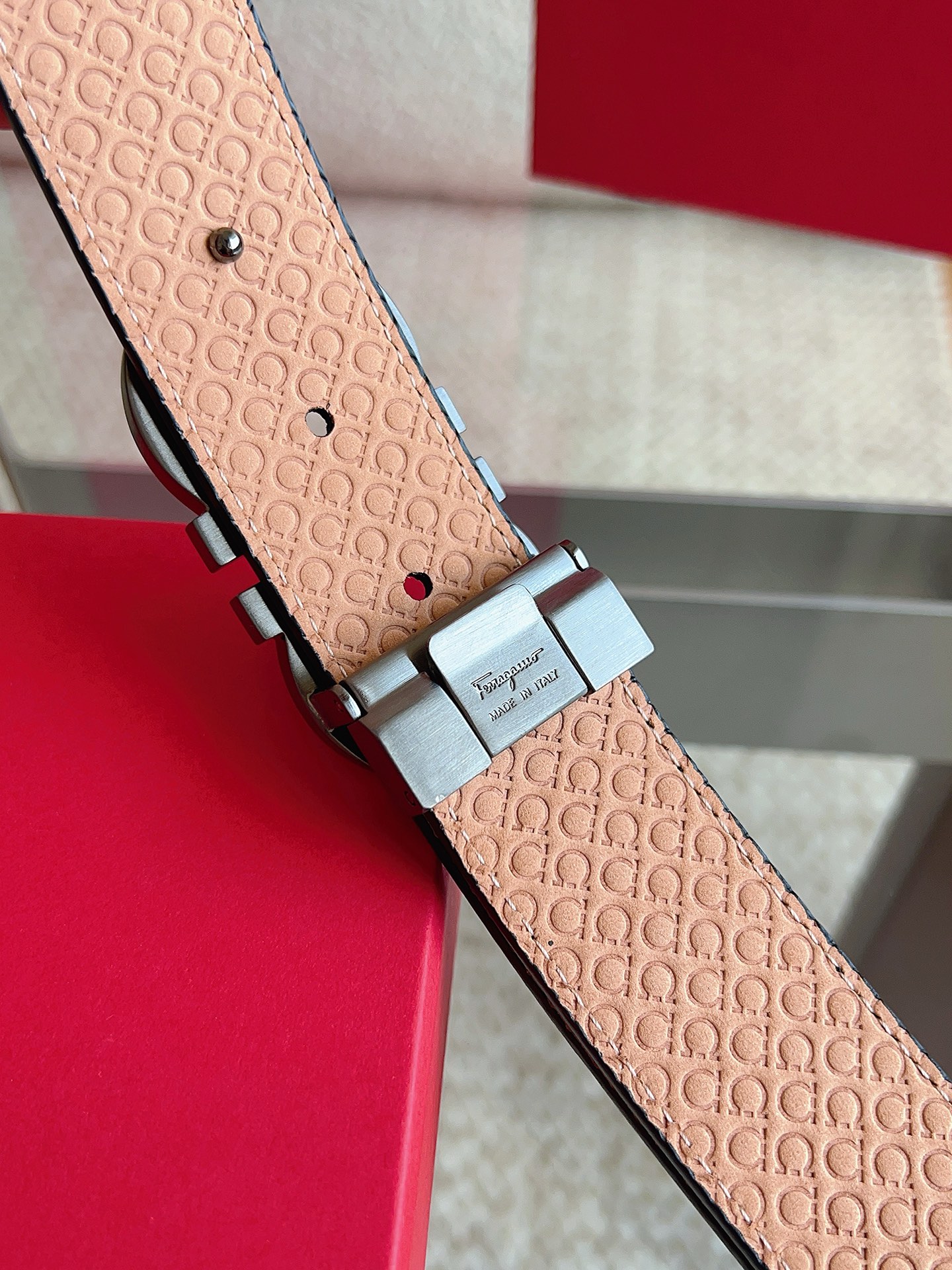 菲拉格慕（2026早春款），皮带选用经特别工艺处理的头层牛皮制成，突显天然粒纹，采用摩登优雅色调焕新演绎