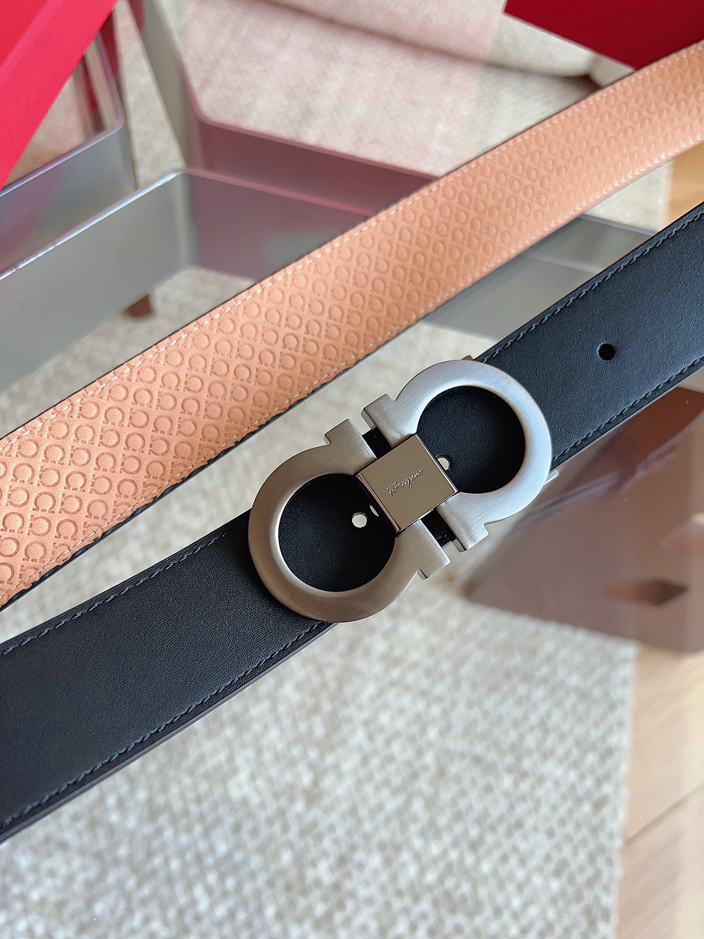 菲拉格慕（2026早春款），皮带选用经特别工艺处理的头层牛皮制成，突显天然粒纹，采用摩登优雅色调焕新演绎