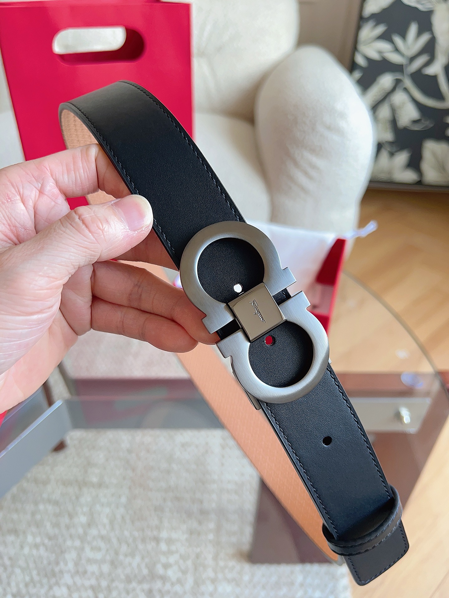 菲拉格慕（2026早春款），皮带选用经特别工艺处理的头层牛皮制成，突显天然粒纹，采用摩登优雅色调焕新演绎