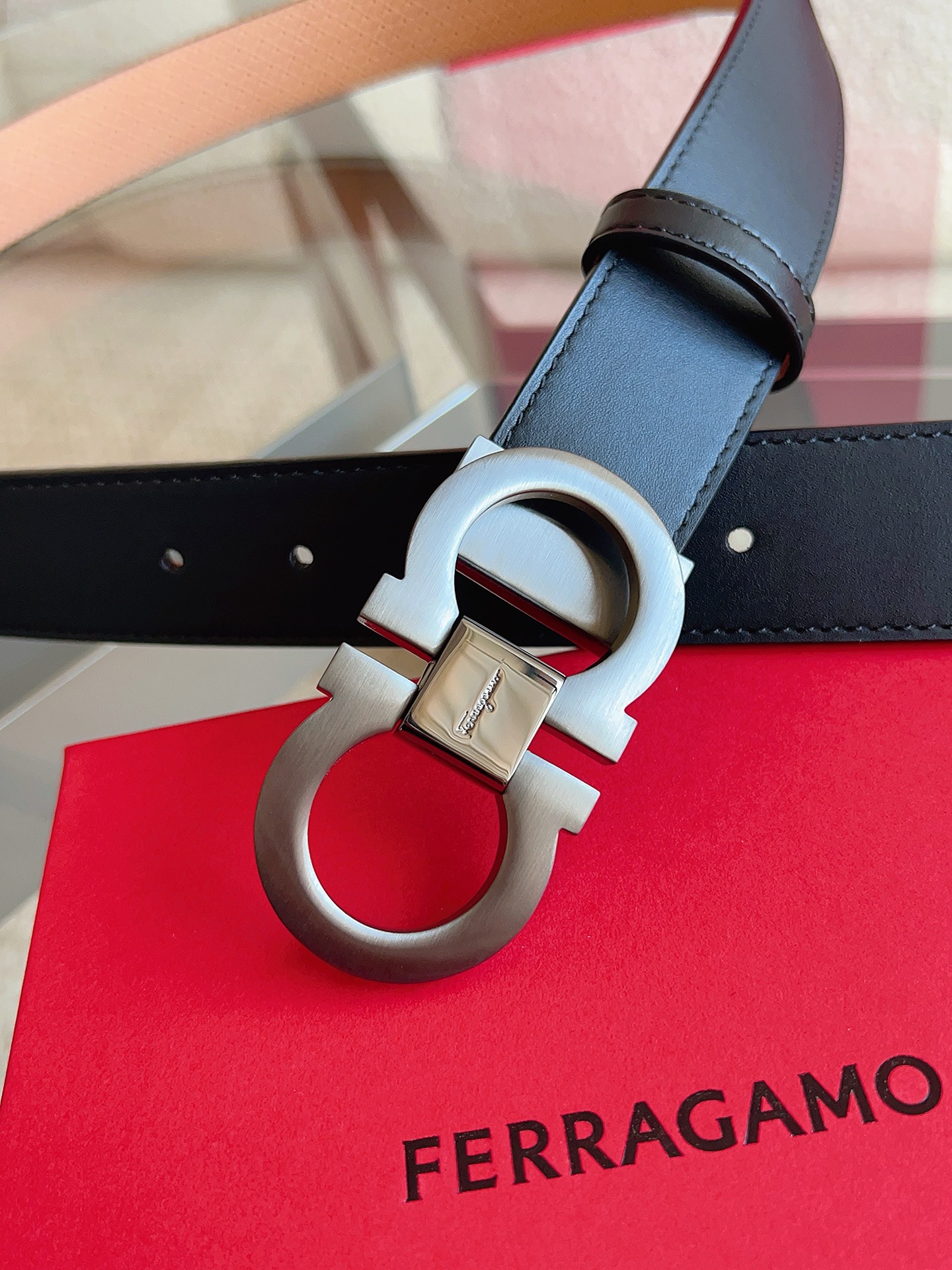 菲拉格慕（2026早春款），皮带选用经特别工艺处理的头层牛皮制成，突显天然粒纹，采用摩登优雅色调焕新演绎