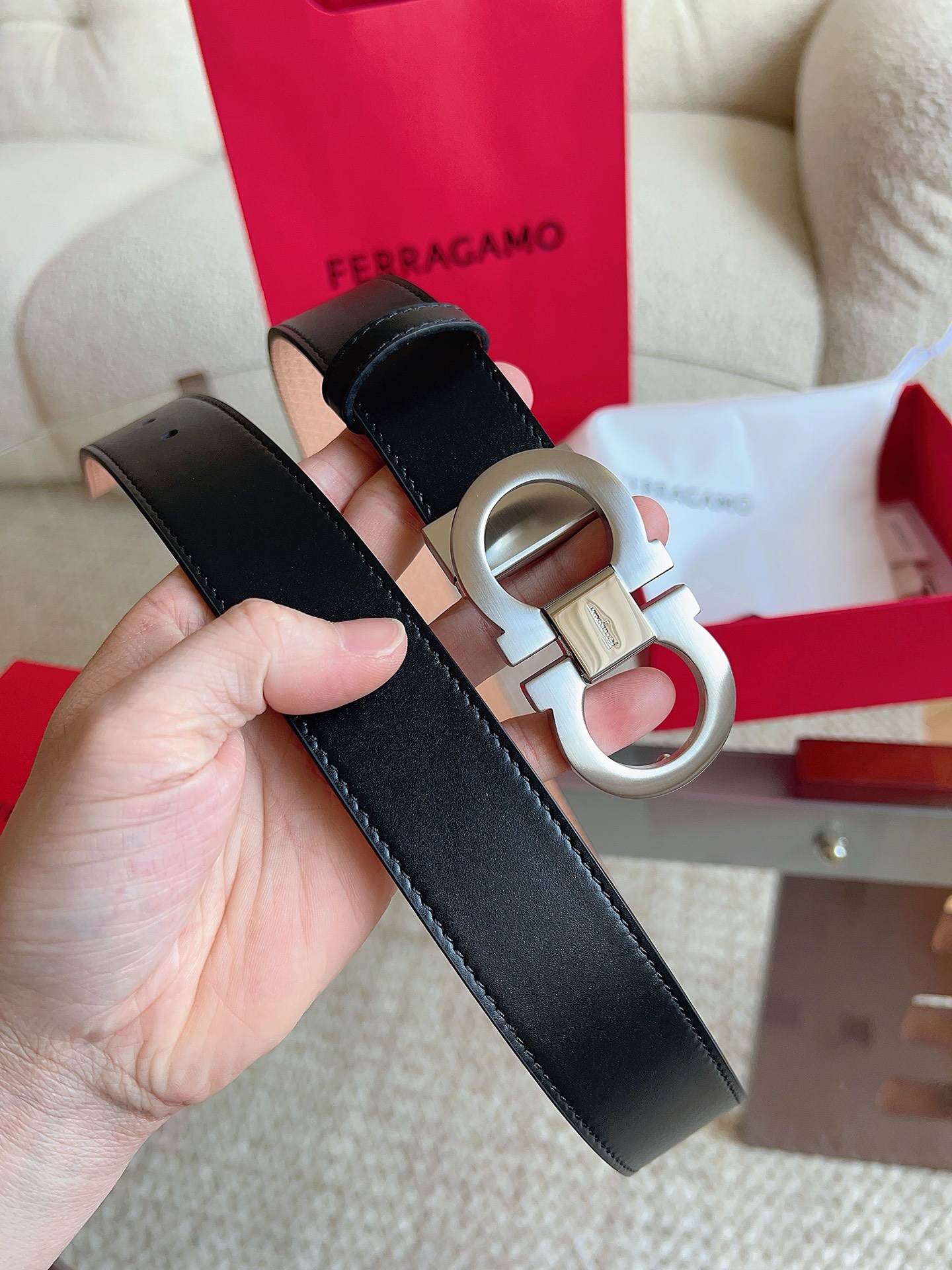 菲拉格慕（2026早春款），皮带选用经特别工艺处理的头层牛皮制成，突显天然粒纹，采用摩登优雅色调焕新演绎