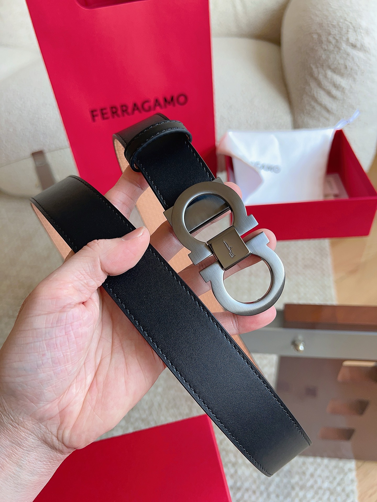 菲拉格慕（2026早春款），皮带选用经特别工艺处理的头层牛皮制成，突显天然粒纹，采用摩登优雅色调焕新演绎