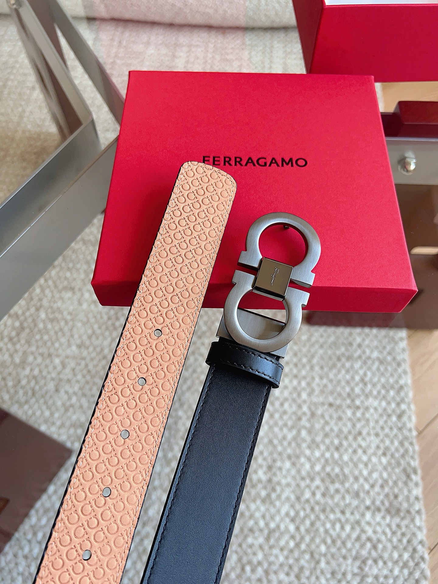 菲拉格慕（2026早春款），皮带选用经特别工艺处理的头层牛皮制成，突显天然粒纹，采用摩登优雅色调焕新演绎