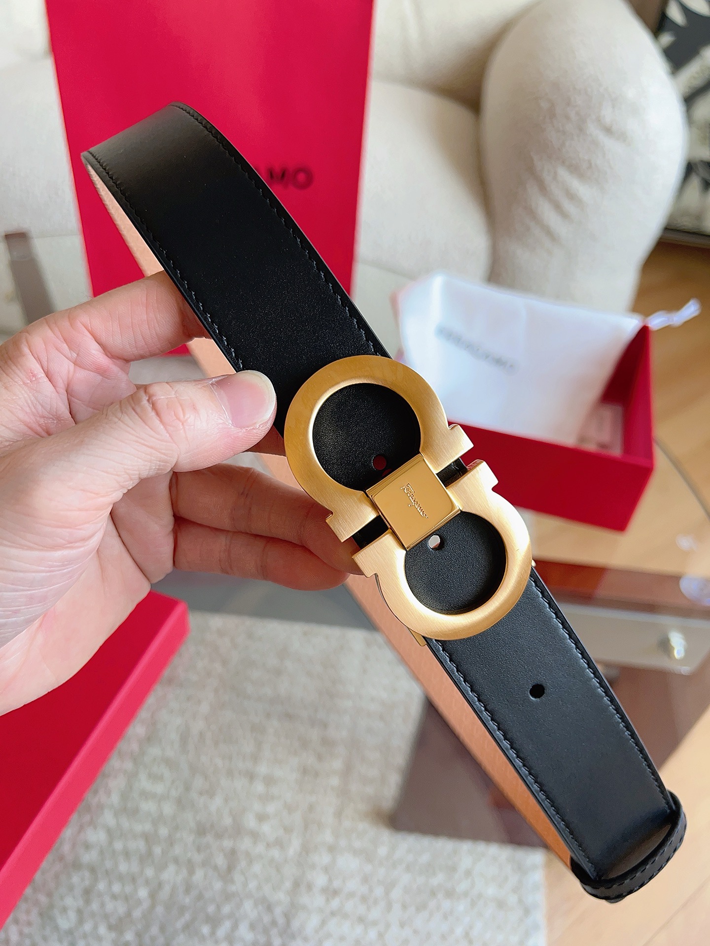 菲拉格慕（2026早春款），皮带选用经特别工艺处理的头层牛皮制成，突显天然粒纹，采用摩登优雅色调焕新演绎