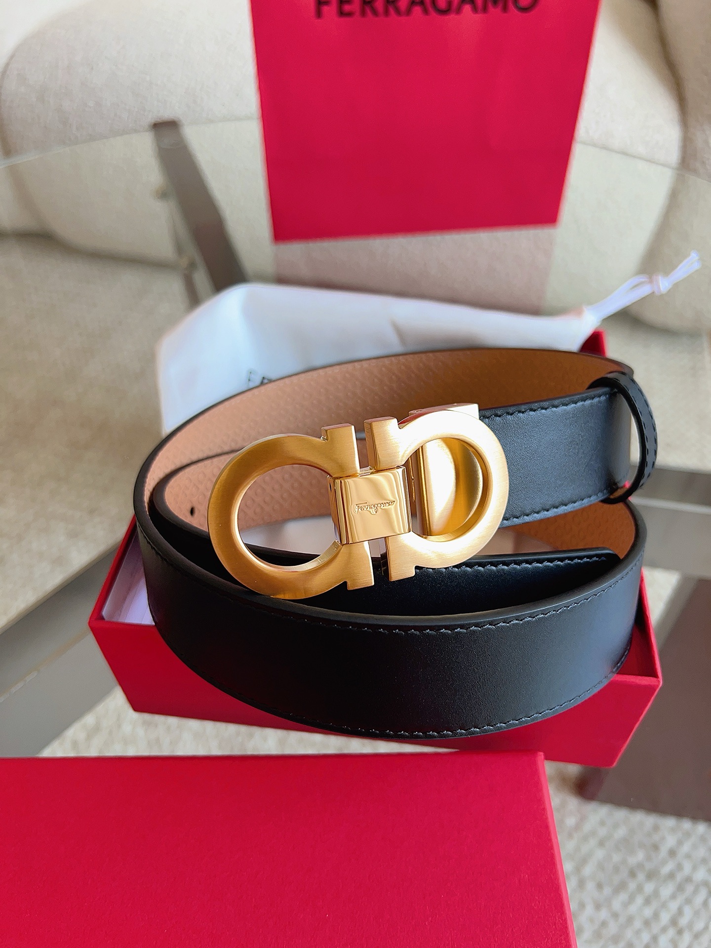 菲拉格慕（2026早春款），皮带选用经特别工艺处理的头层牛皮制成，突显天然粒纹，采用摩登优雅色调焕新演绎