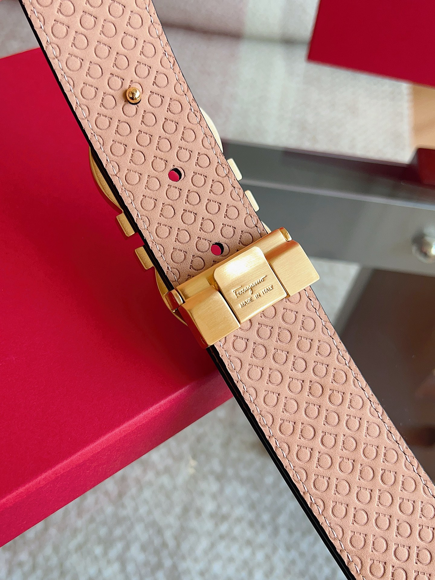 菲拉格慕（2026早春款），皮带选用经特别工艺处理的头层牛皮制成，突显天然粒纹，采用摩登优雅色调焕新演绎