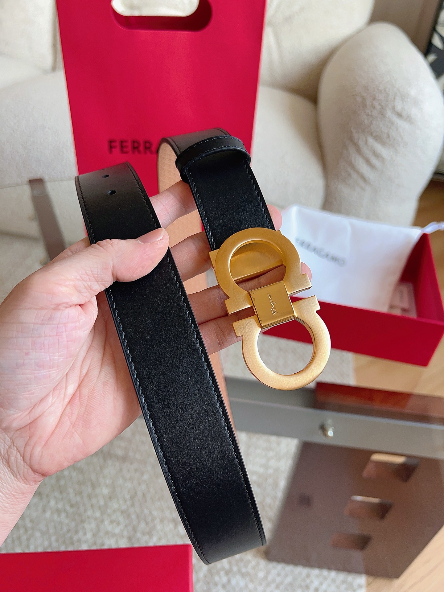 菲拉格慕（2026早春款），皮带选用经特别工艺处理的头层牛皮制成，突显天然粒纹，采用摩登优雅色调焕新演绎