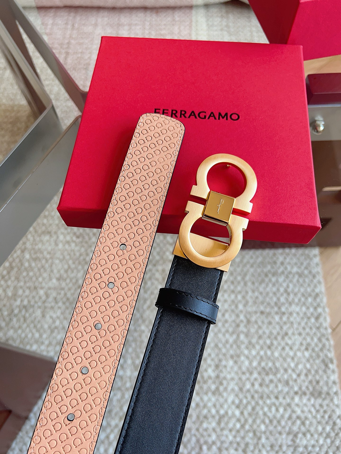 菲拉格慕（2026早春款），皮带选用经特别工艺处理的头层牛皮制成，突显天然粒纹，采用摩登优雅色调焕新演绎