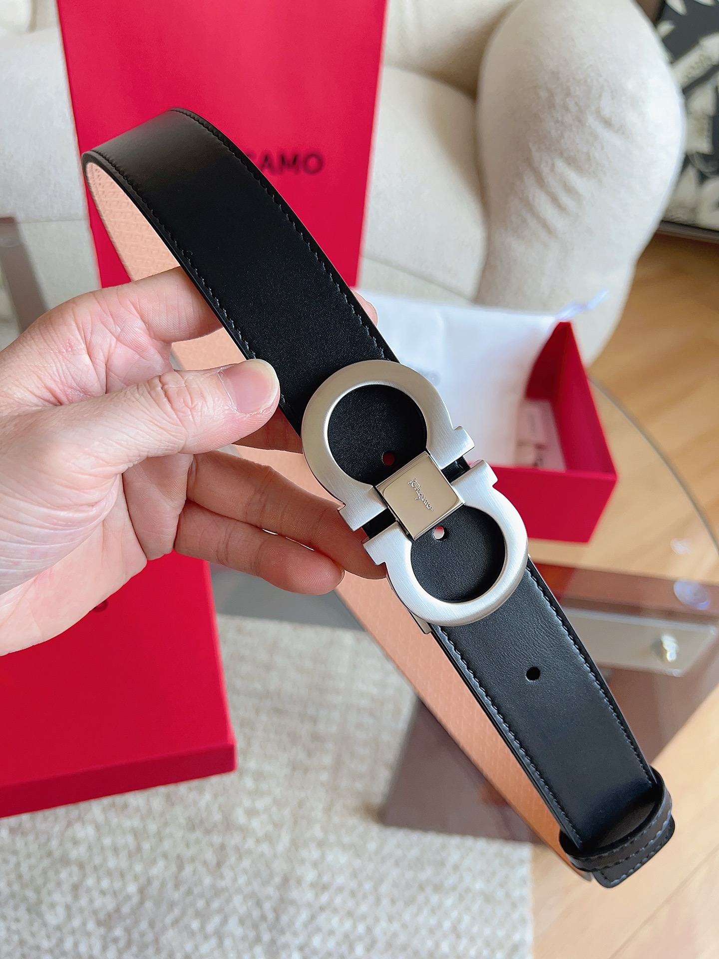 菲拉格慕（2026早春款），皮带选用经特别工艺处理的头层牛皮制成，突显天然粒纹，采用摩登优雅色调焕新演绎