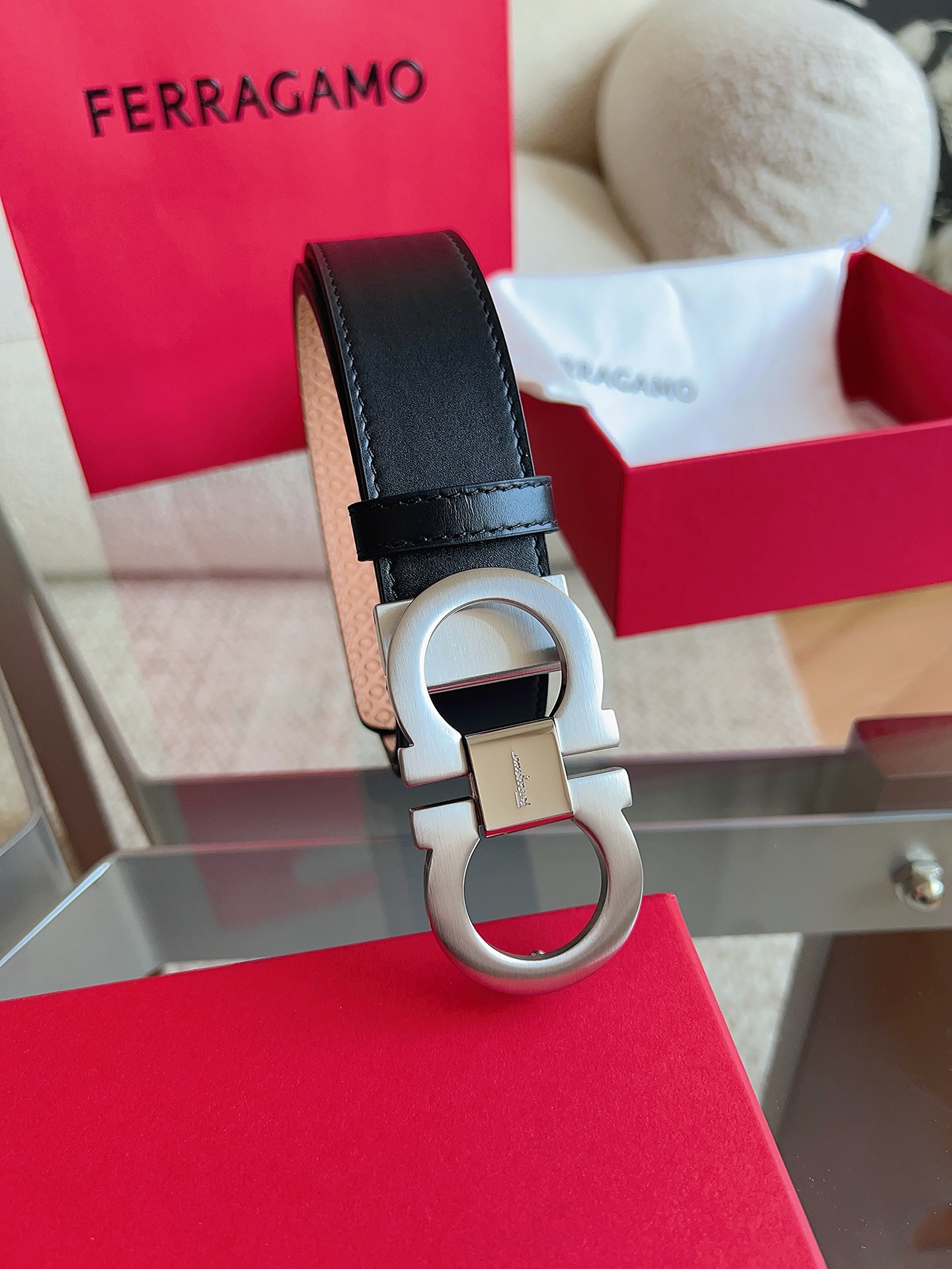 菲拉格慕（2026早春款），皮带选用经特别工艺处理的头层牛皮制成，突显天然粒纹，采用摩登优雅色调焕新演绎