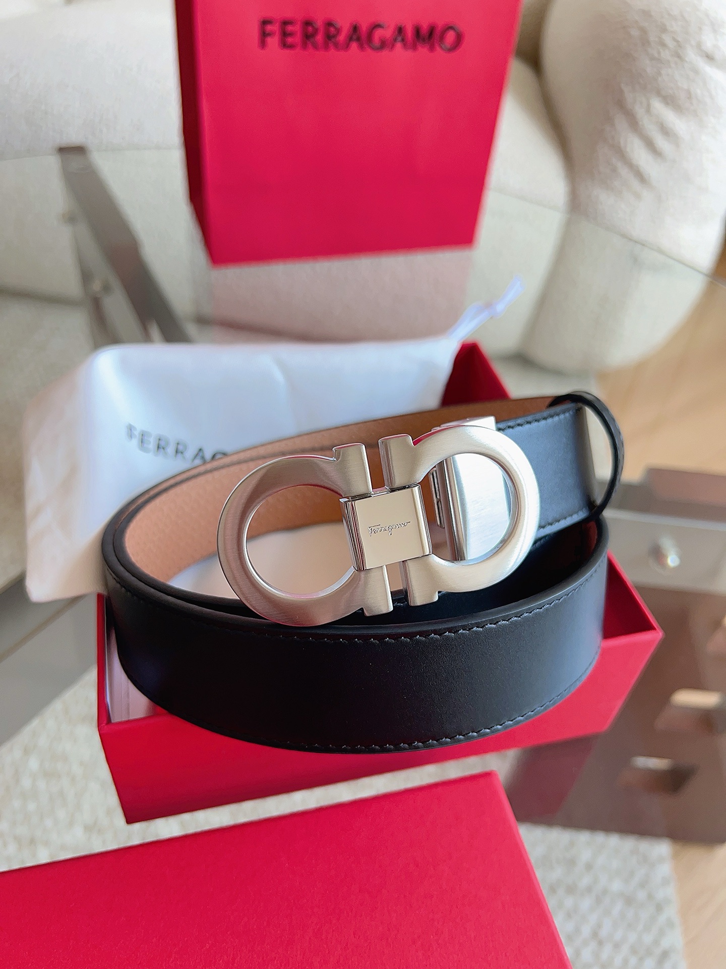 菲拉格慕（2026早春款），皮带选用经特别工艺处理的头层牛皮制成，突显天然粒纹，采用摩登优雅色调焕新演绎