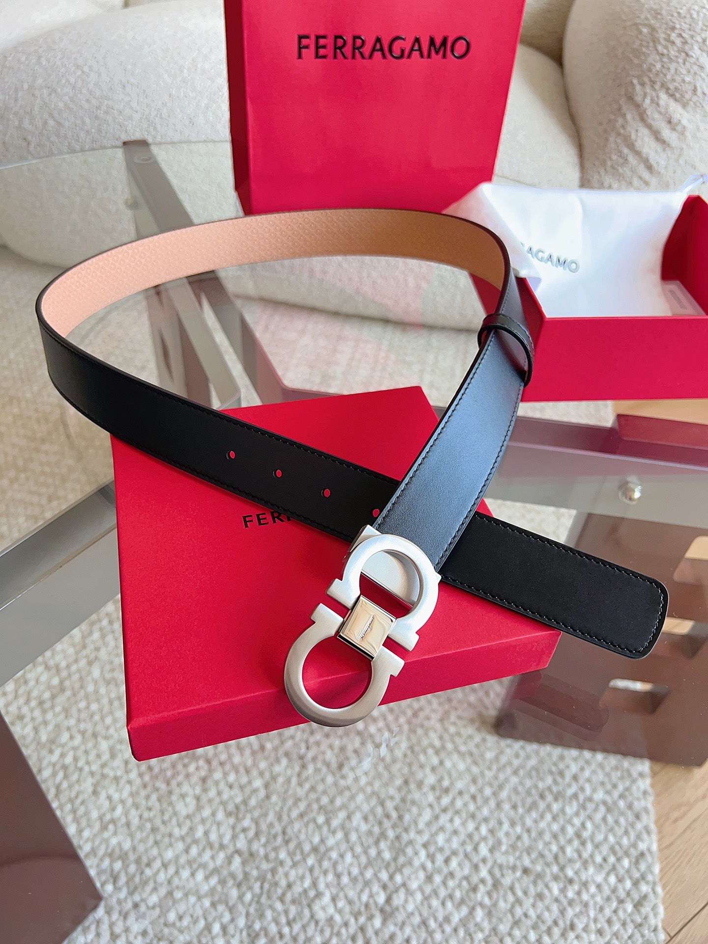 菲拉格慕（2026早春款），皮带选用经特别工艺处理的头层牛皮制成，突显天然粒纹，采用摩登优雅色调焕新演绎