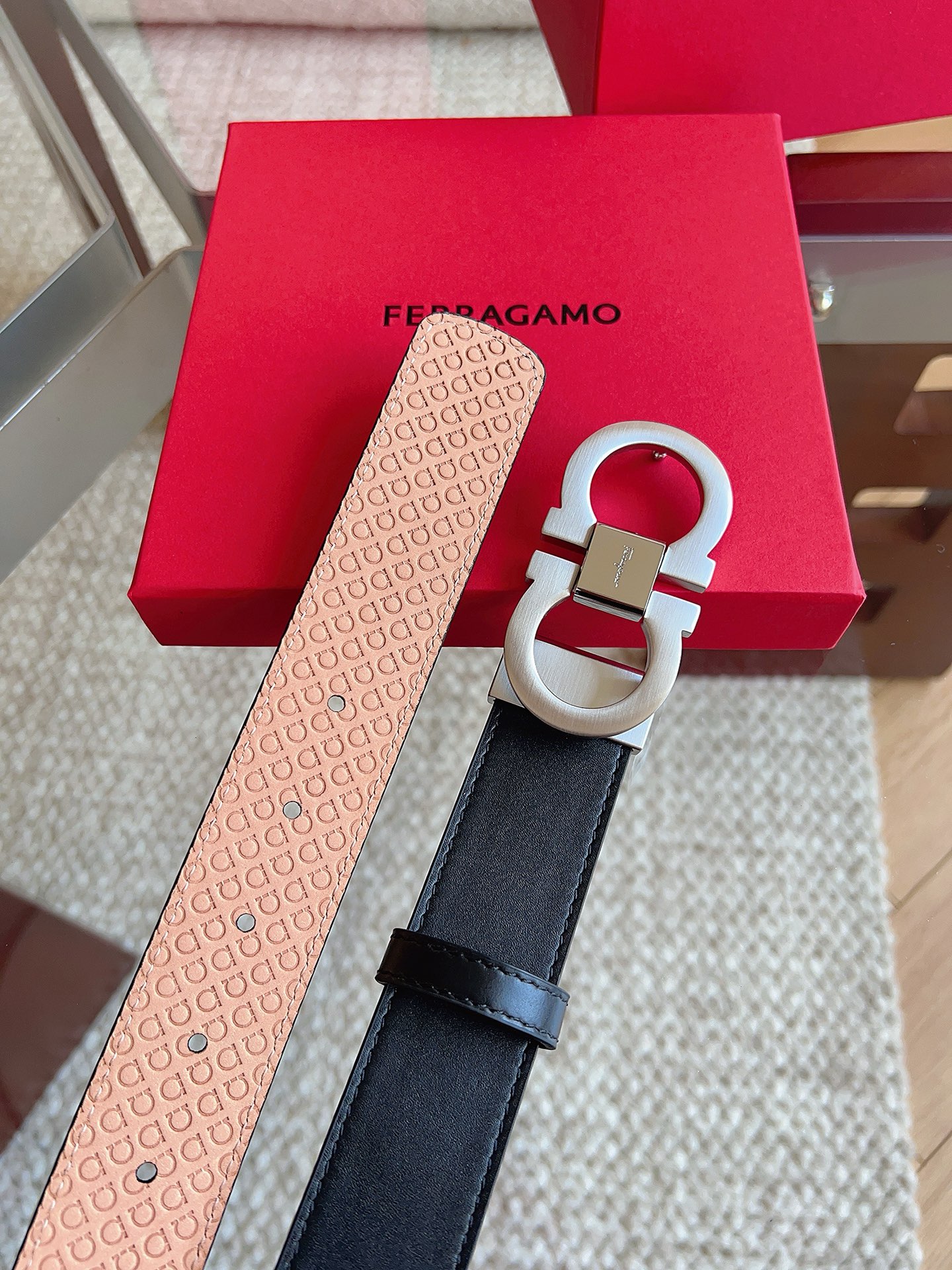 菲拉格慕（2026早春款），皮带选用经特别工艺处理的头层牛皮制成，突显天然粒纹，采用摩登优雅色调焕新演绎