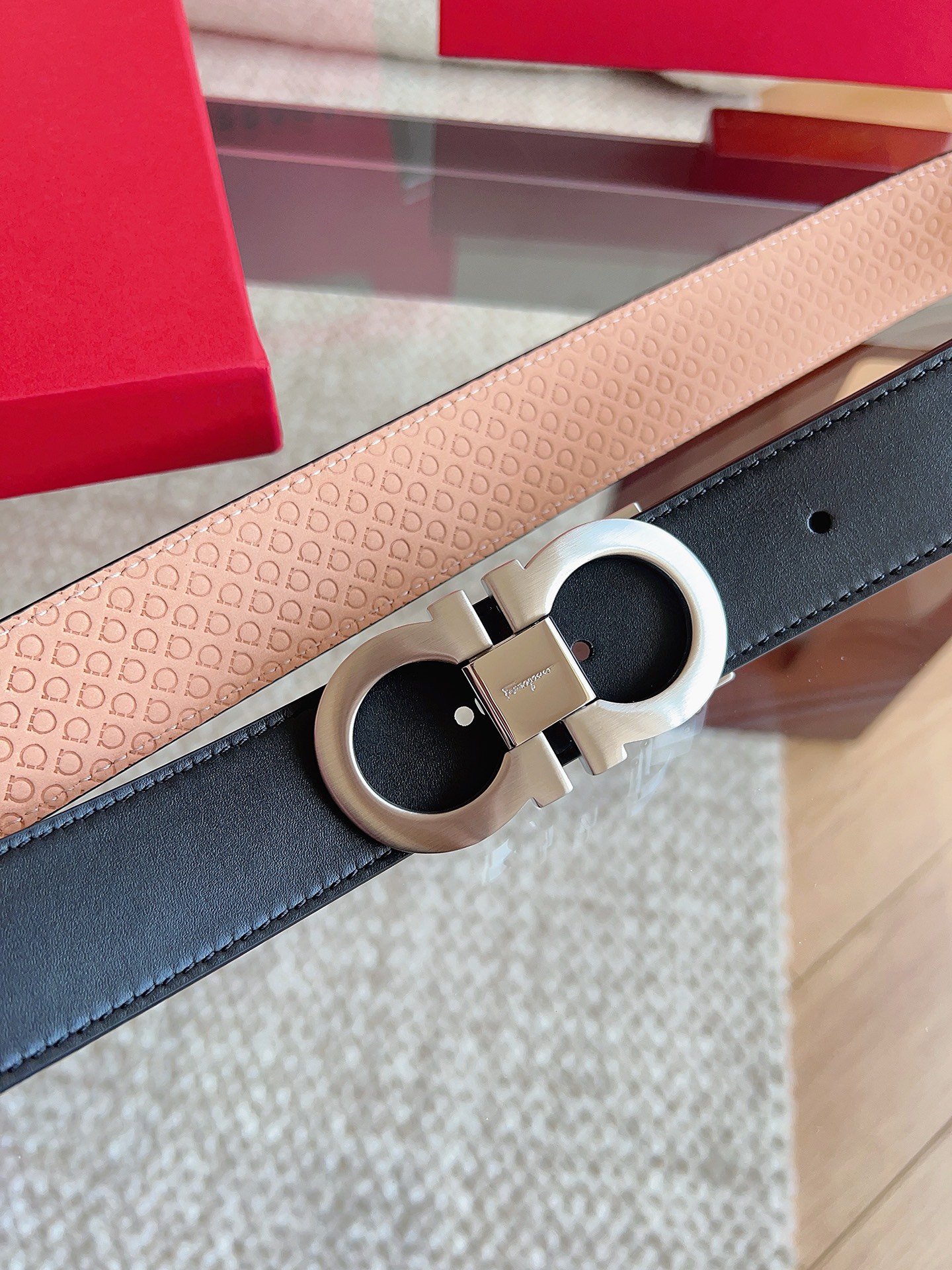 菲拉格慕（2026早春款），皮带选用经特别工艺处理的头层牛皮制成，突显天然粒纹，采用摩登优雅色调焕新演绎