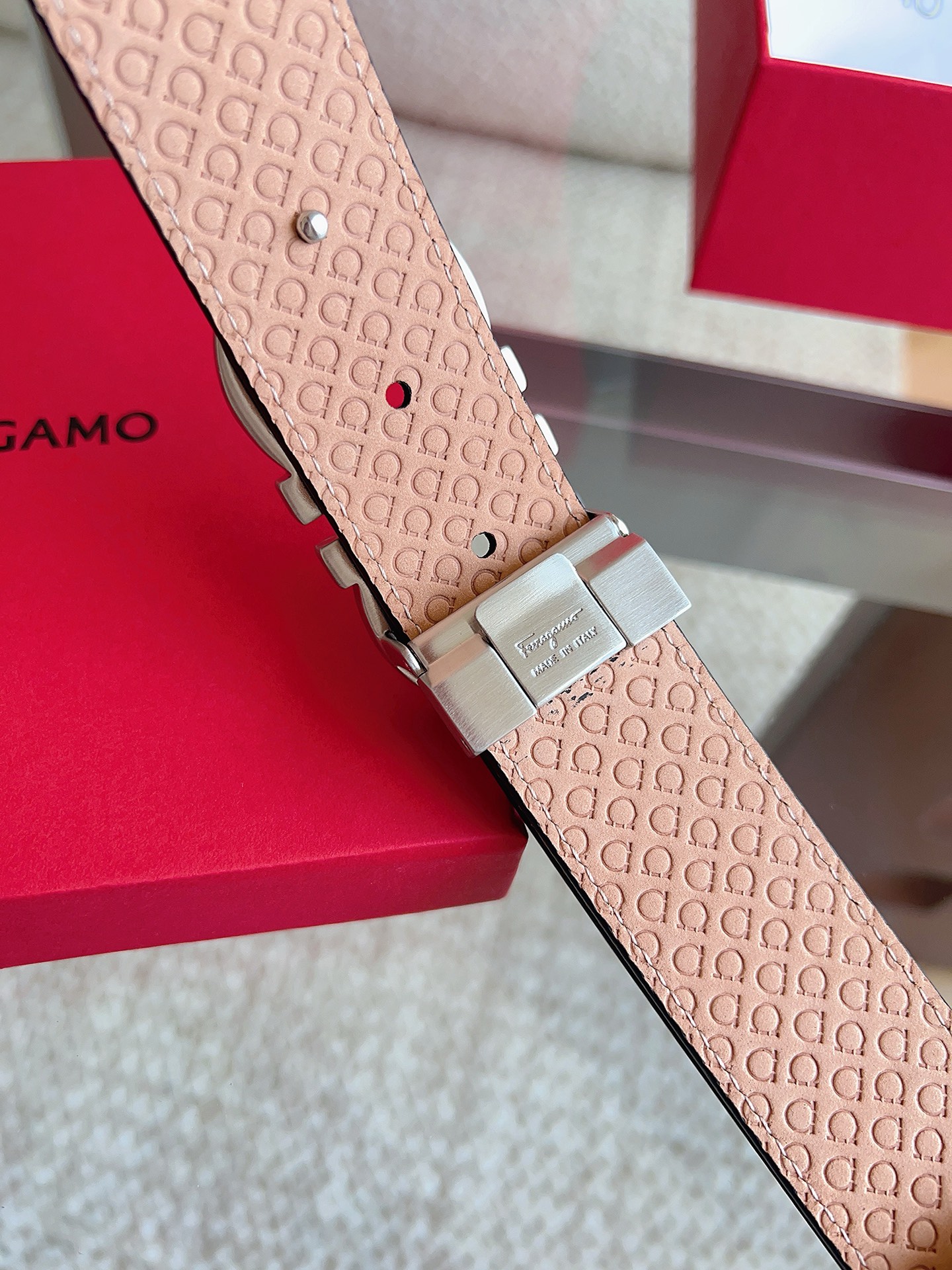 菲拉格慕（2026早春款），皮带选用经特别工艺处理的头层牛皮制成，突显天然粒纹，采用摩登优雅色调焕新演绎