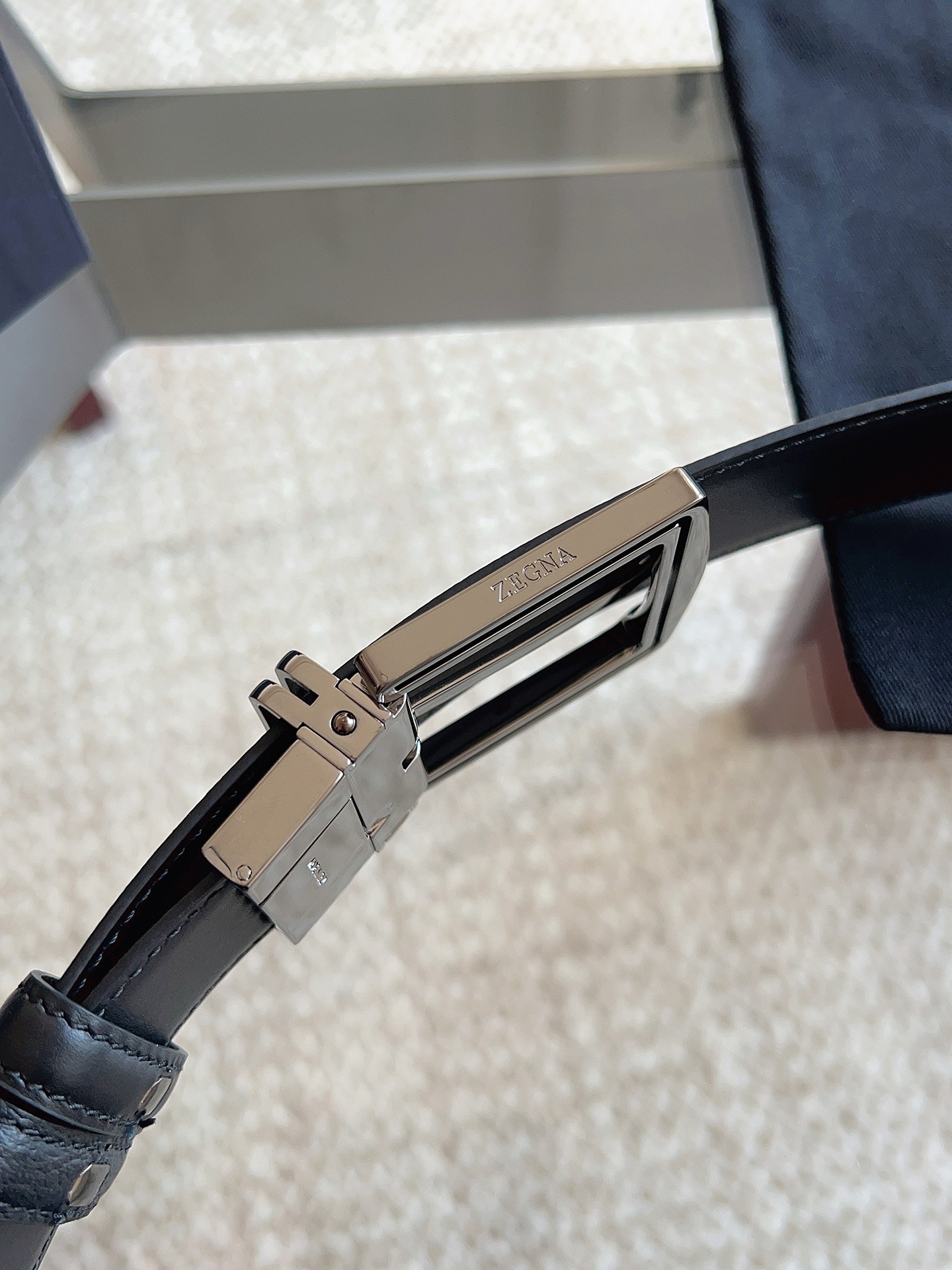 Ermenegildo Zegna 杰尼亚（2026全新系列）可翻转呈现两种纹理 灵活搭配各类着装：这款黑色皮革双面皮带选用小牛皮制成