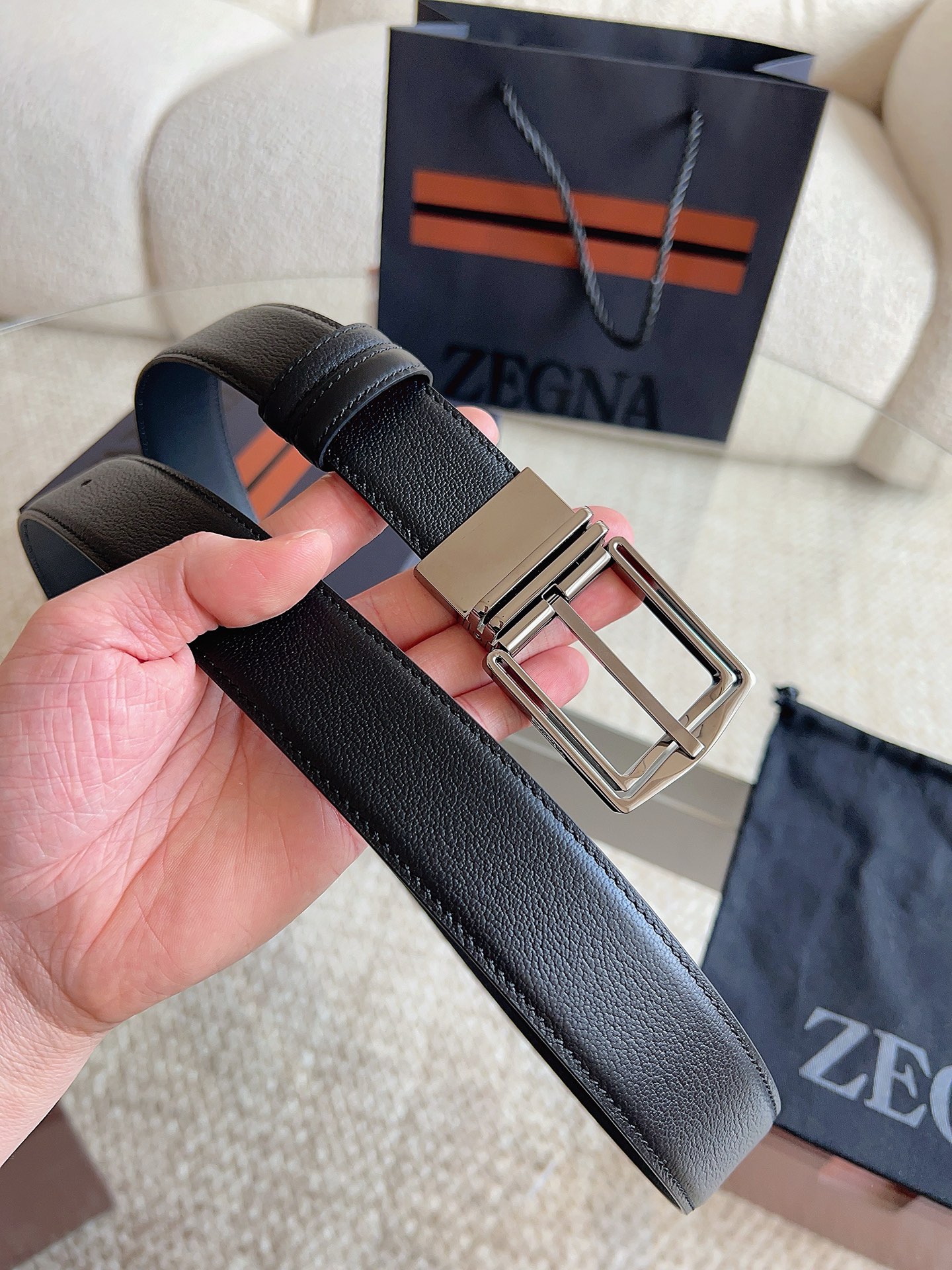 Ermenegildo Zegna 杰尼亚（2026全新系列）可翻转呈现两种纹理 灵活搭配各类着装：这款黑色皮革双面皮带选用小牛皮制成