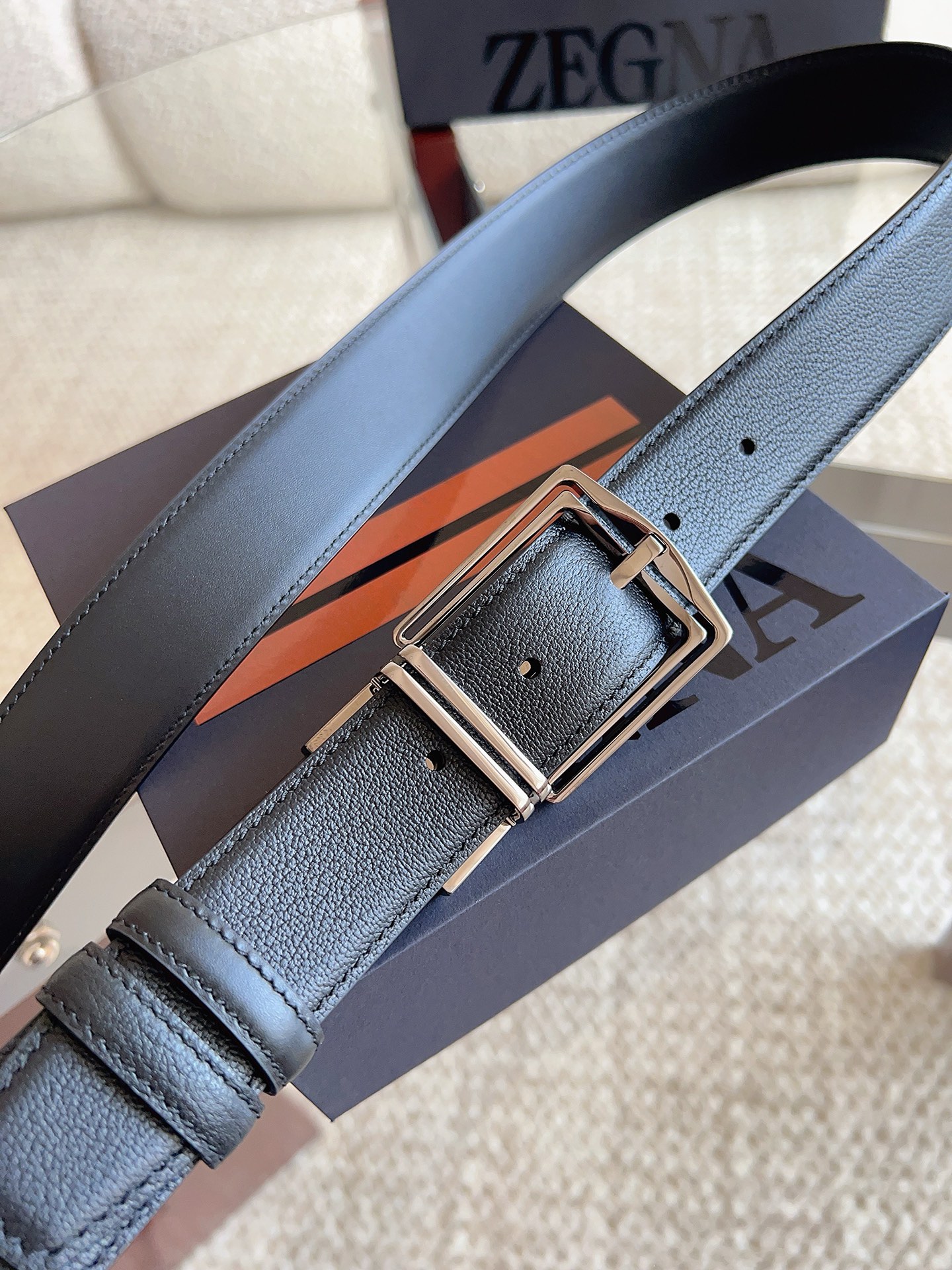 Ermenegildo Zegna 杰尼亚（2026全新系列）可翻转呈现两种纹理 灵活搭配各类着装：这款黑色皮革双面皮带选用小牛皮制成