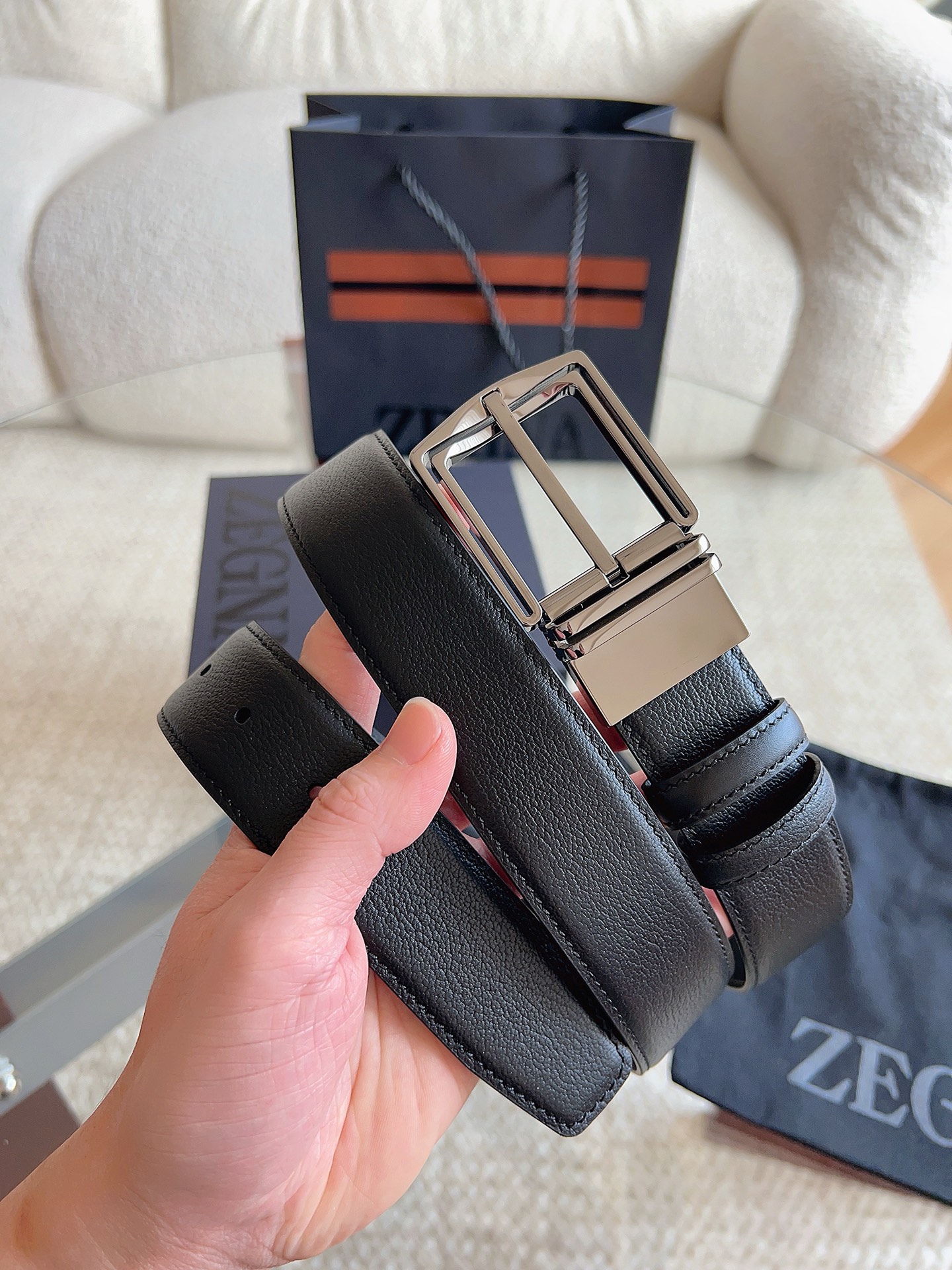 Ermenegildo Zegna 杰尼亚（2026全新系列）可翻转呈现两种纹理 灵活搭配各类着装：这款黑色皮革双面皮带选用小牛皮制成