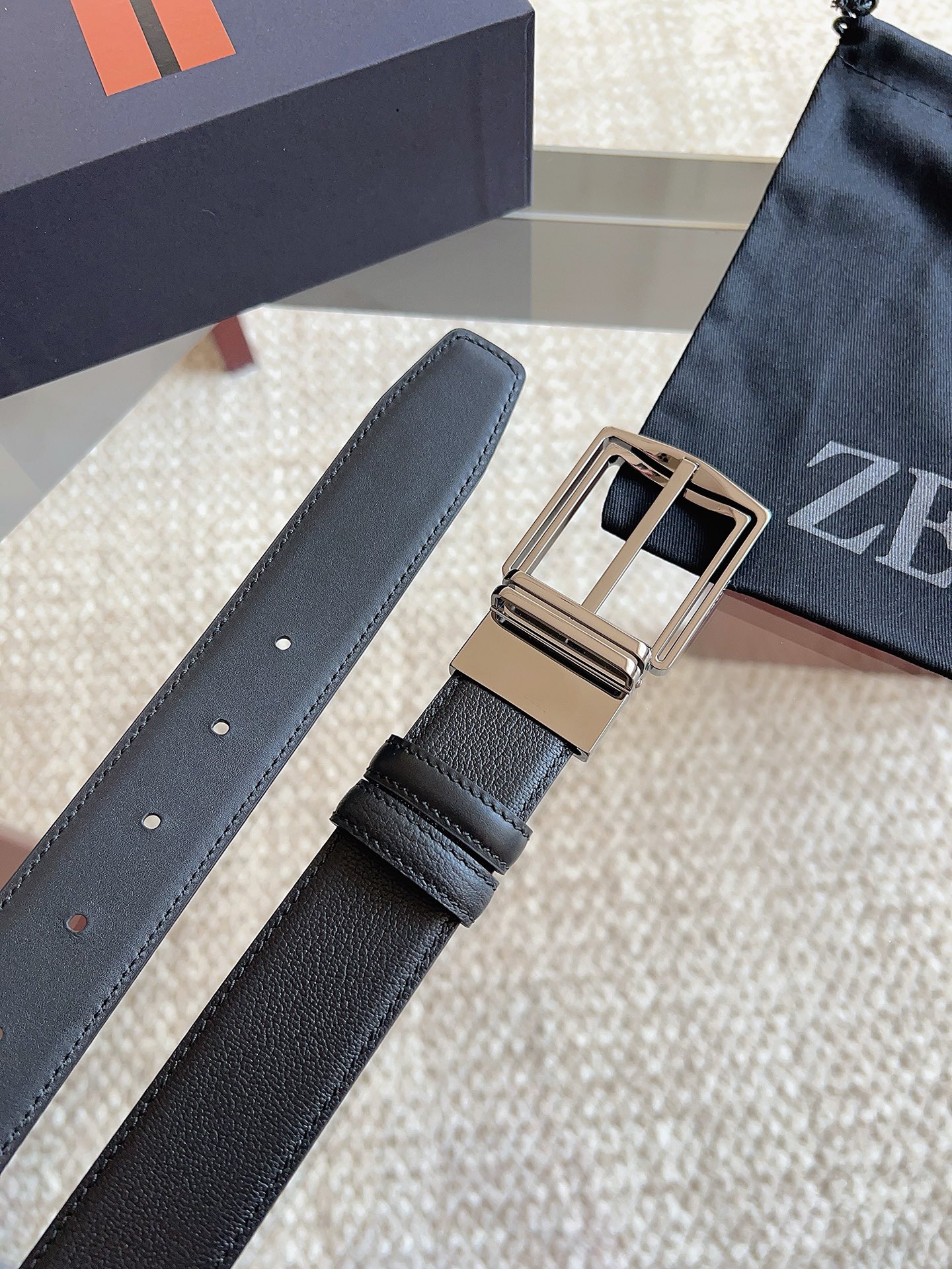 Ermenegildo Zegna 杰尼亚（2026全新系列）可翻转呈现两种纹理 灵活搭配各类着装：这款黑色皮革双面皮带选用小牛皮制成