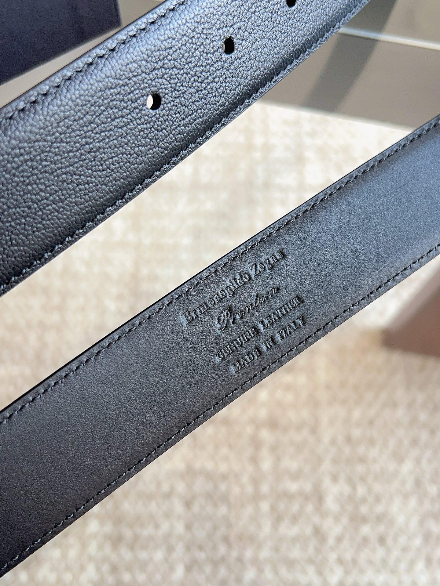 Ermenegildo Zegna 杰尼亚（2026全新系列）可翻转呈现两种纹理 灵活搭配各类着装：这款黑色皮革双面皮带选用小牛皮制成