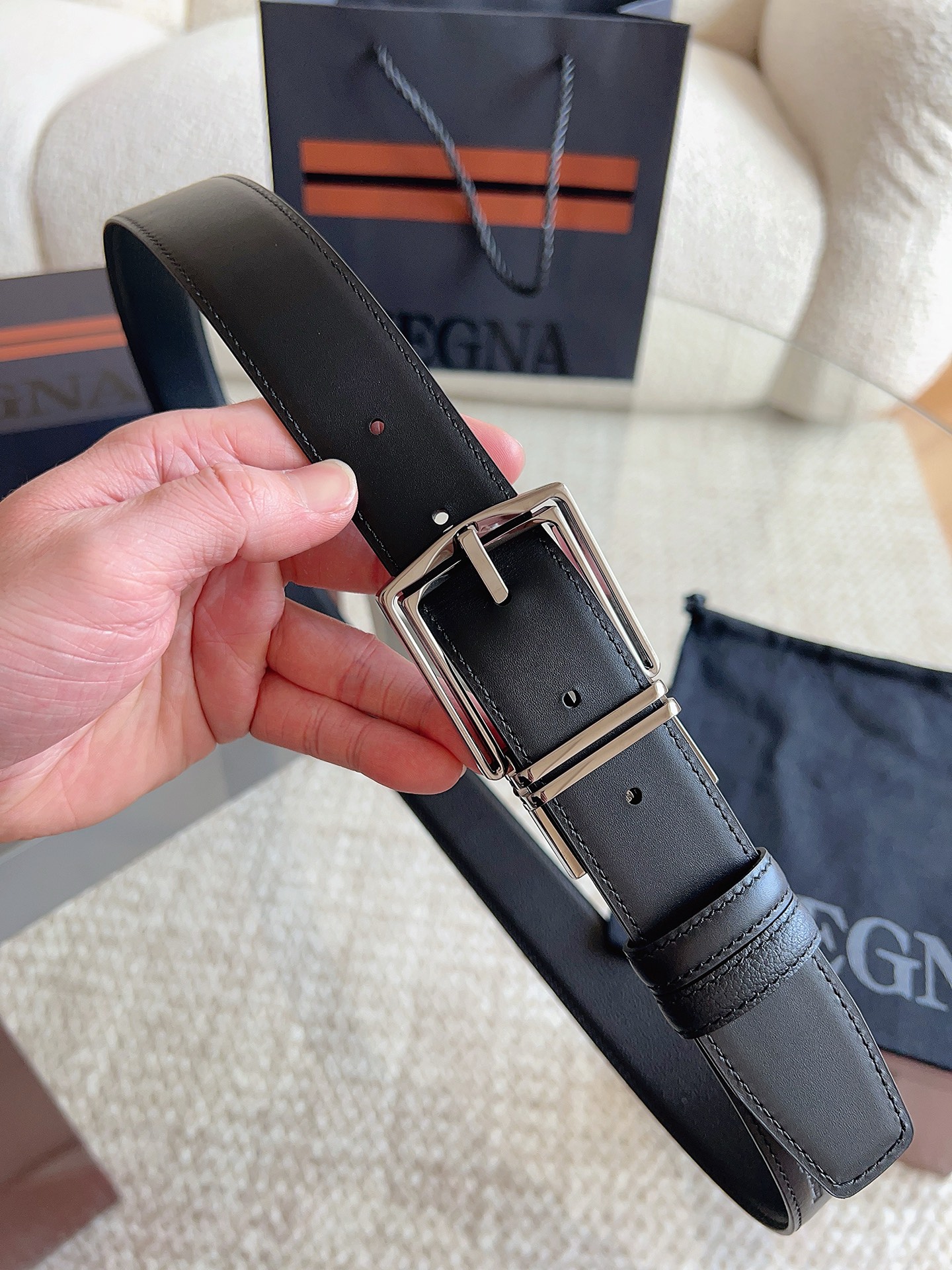 Ermenegildo Zegna 杰尼亚（2026全新系列）可翻转呈现两种纹理 灵活搭配各类着装：这款黑色皮革双面皮带选用小牛皮制成