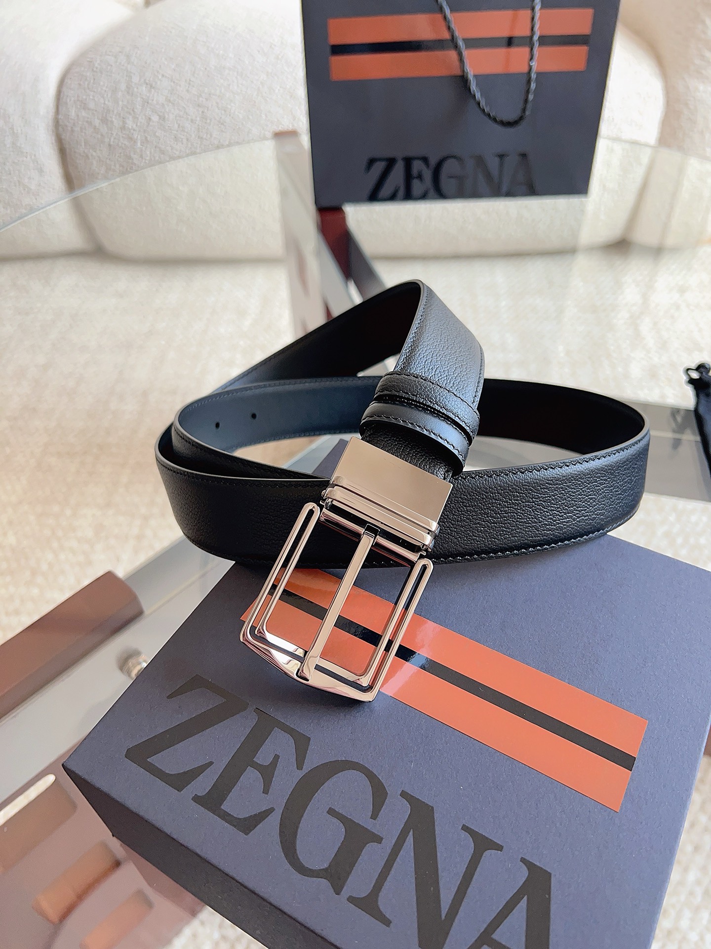 Ermenegildo Zegna 杰尼亚（2026全新系列）可翻转呈现两种纹理 灵活搭配各类着装：这款黑色皮革双面皮带选用小牛皮制成