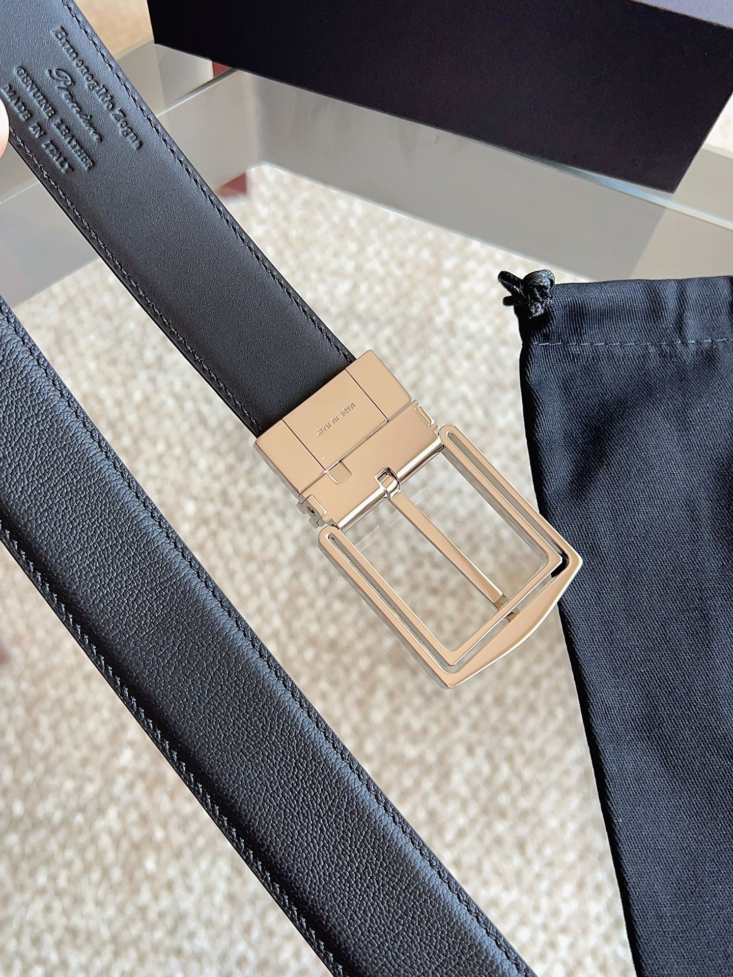 Ermenegildo Zegna 杰尼亚（2026全新系列）可翻转呈现两种纹理 灵活搭配各类着装：这款黑色皮革双面皮带选用小牛皮制成