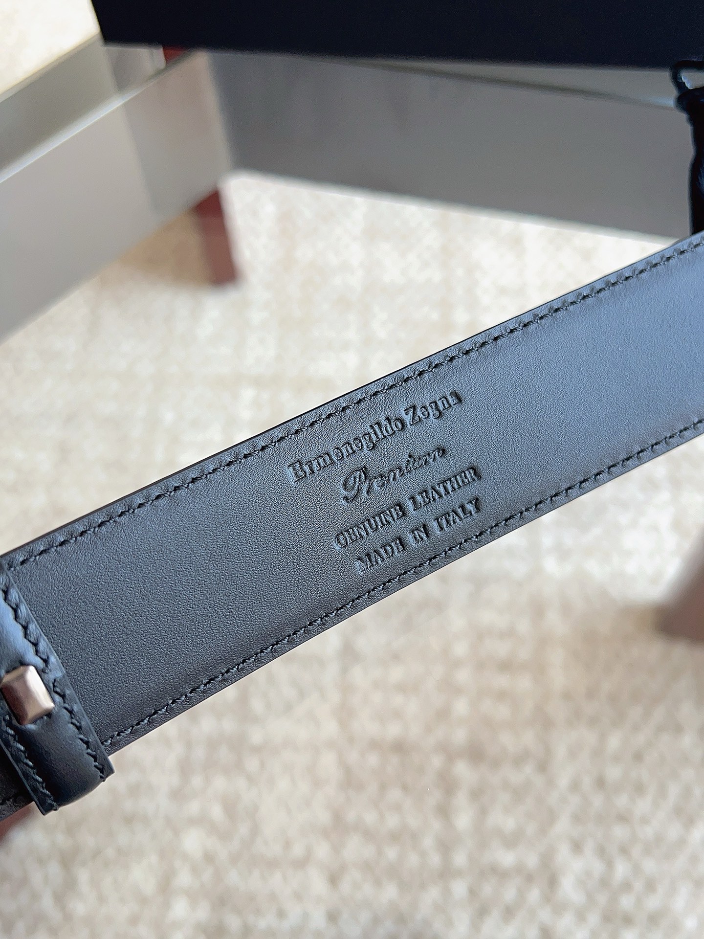 Ermenegildo Zegna 杰尼亚（2026全新系列）可翻转呈现两种纹理 灵活搭配各类着装：这款黑色皮革双面皮带选用小牛皮制成