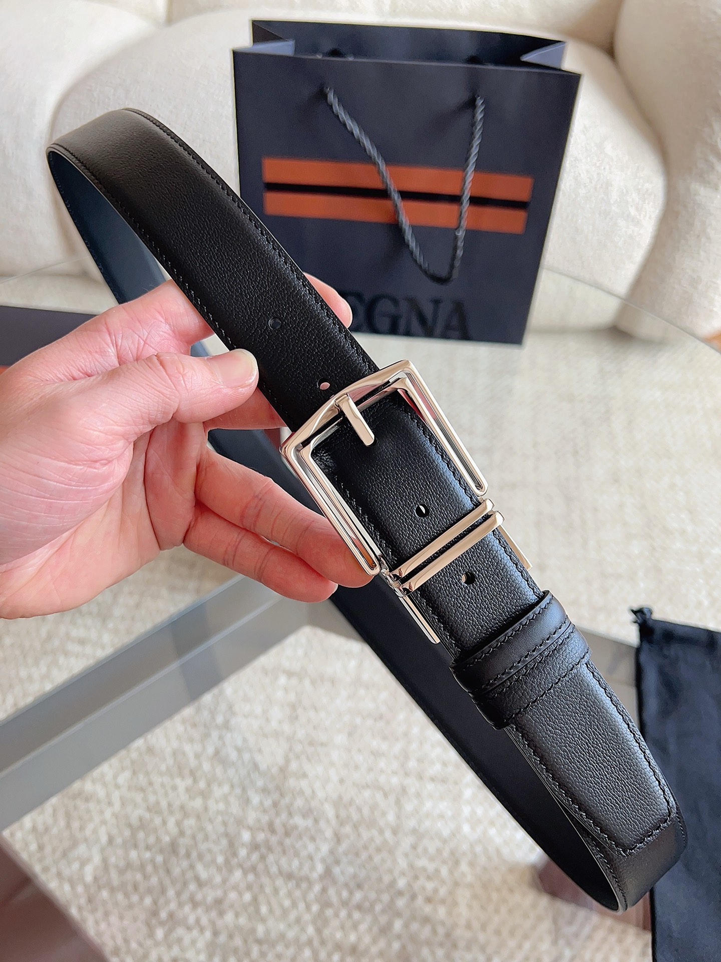 Ermenegildo Zegna 杰尼亚（2026全新系列）可翻转呈现两种纹理 灵活搭配各类着装：这款黑色皮革双面皮带选用小牛皮制成