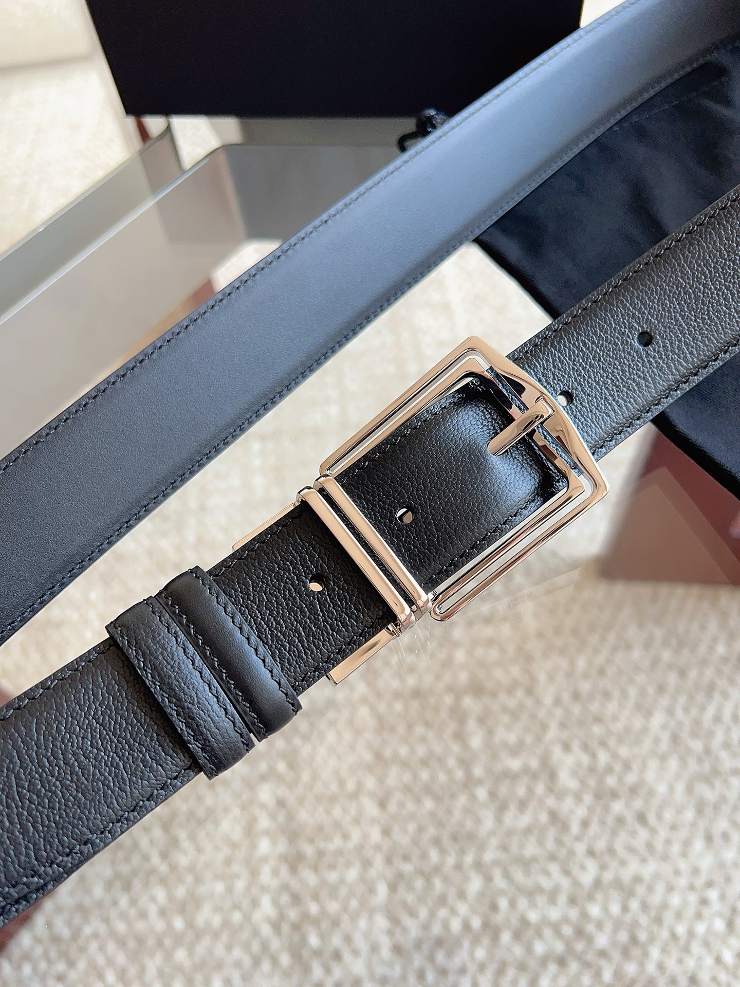 Ermenegildo Zegna 杰尼亚（2026全新系列）可翻转呈现两种纹理 灵活搭配各类着装：这款黑色皮革双面皮带选用小牛皮制成