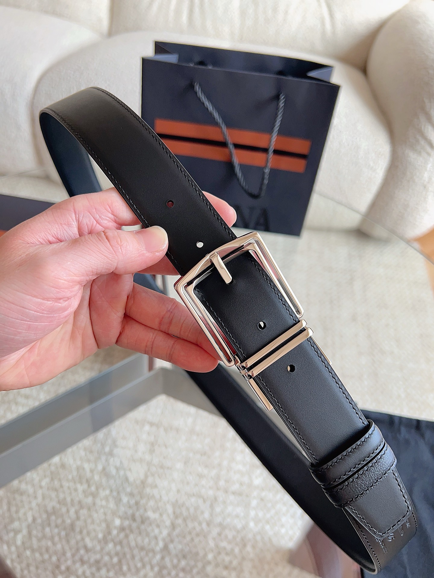 Ermenegildo Zegna 杰尼亚（2026全新系列）可翻转呈现两种纹理 灵活搭配各类着装：这款黑色皮革双面皮带选用小牛皮制成