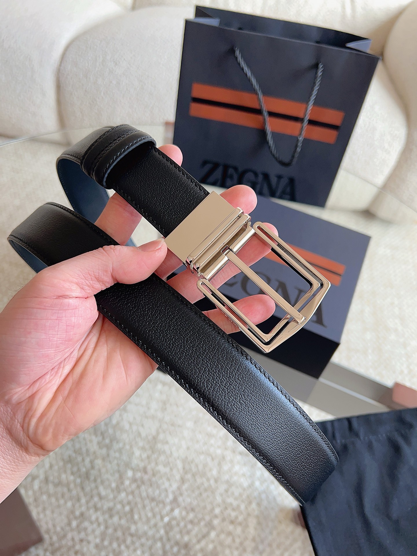 Ermenegildo Zegna 杰尼亚（2026全新系列）可翻转呈现两种纹理 灵活搭配各类着装：这款黑色皮革双面皮带选用小牛皮制成