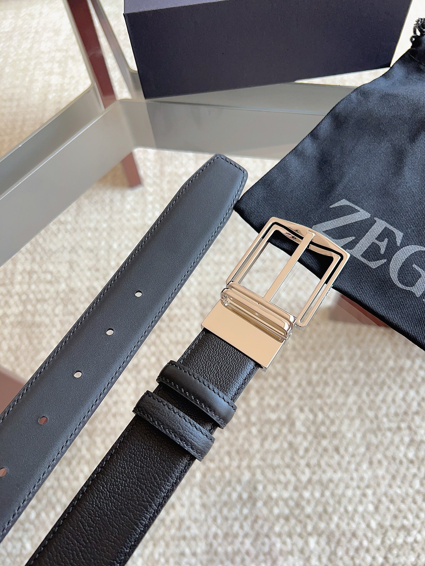 Ermenegildo Zegna 杰尼亚（2026全新系列）可翻转呈现两种纹理 灵活搭配各类着装：这款黑色皮革双面皮带选用小牛皮制成