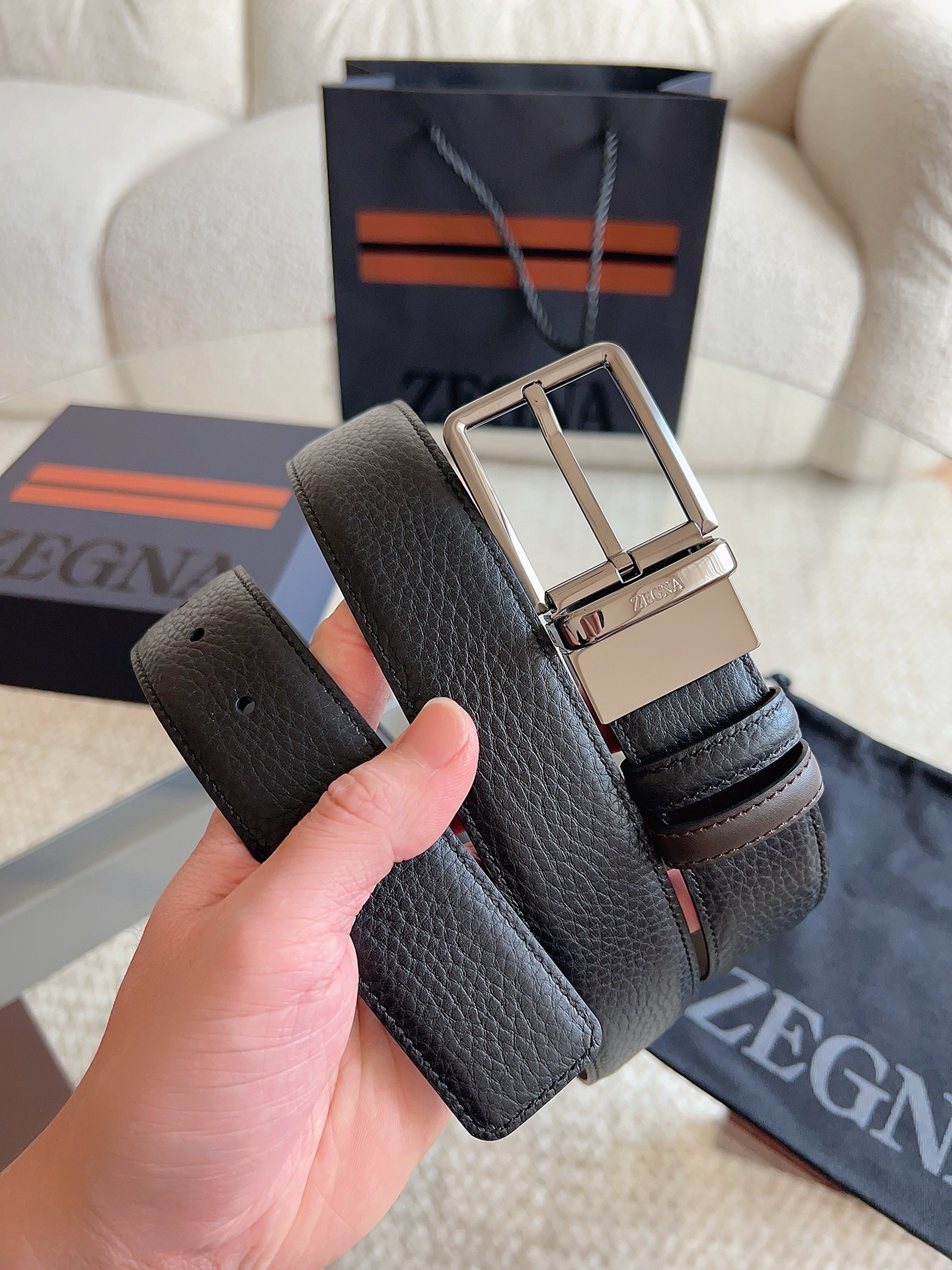 Ermenegildo Zegna 杰尼亚（2026全新系列）这款深棕色配黑色皮革双面皮带一面选用光滑皮革 另一面选用粒面皮革