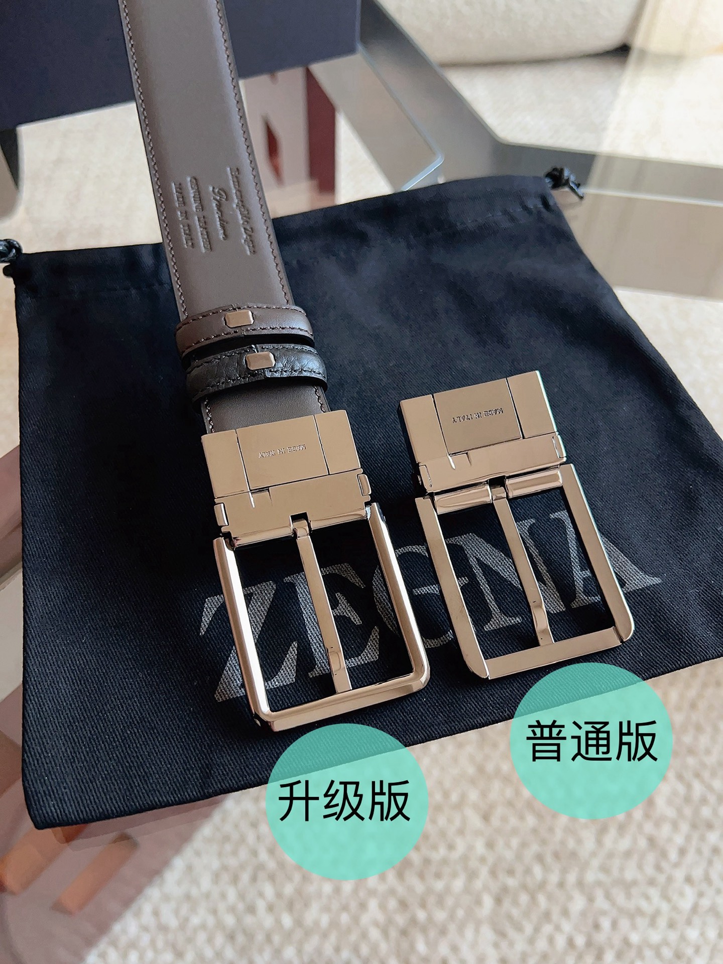 Ermenegildo Zegna 杰尼亚（2026全新系列）这款深棕色配黑色皮革双面皮带一面选用光滑皮革 另一面选用粒面皮革