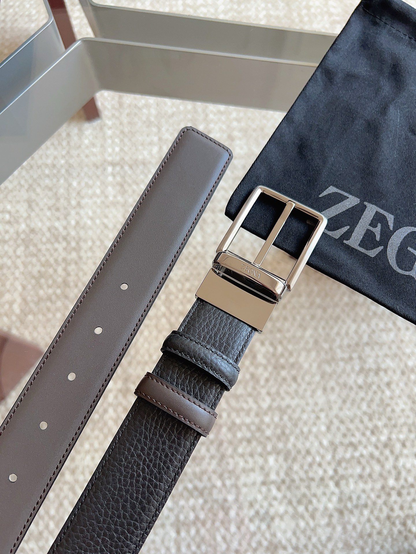 Ermenegildo Zegna 杰尼亚（2026全新系列）这款深棕色配黑色皮革双面皮带一面选用光滑皮革 另一面选用粒面皮革