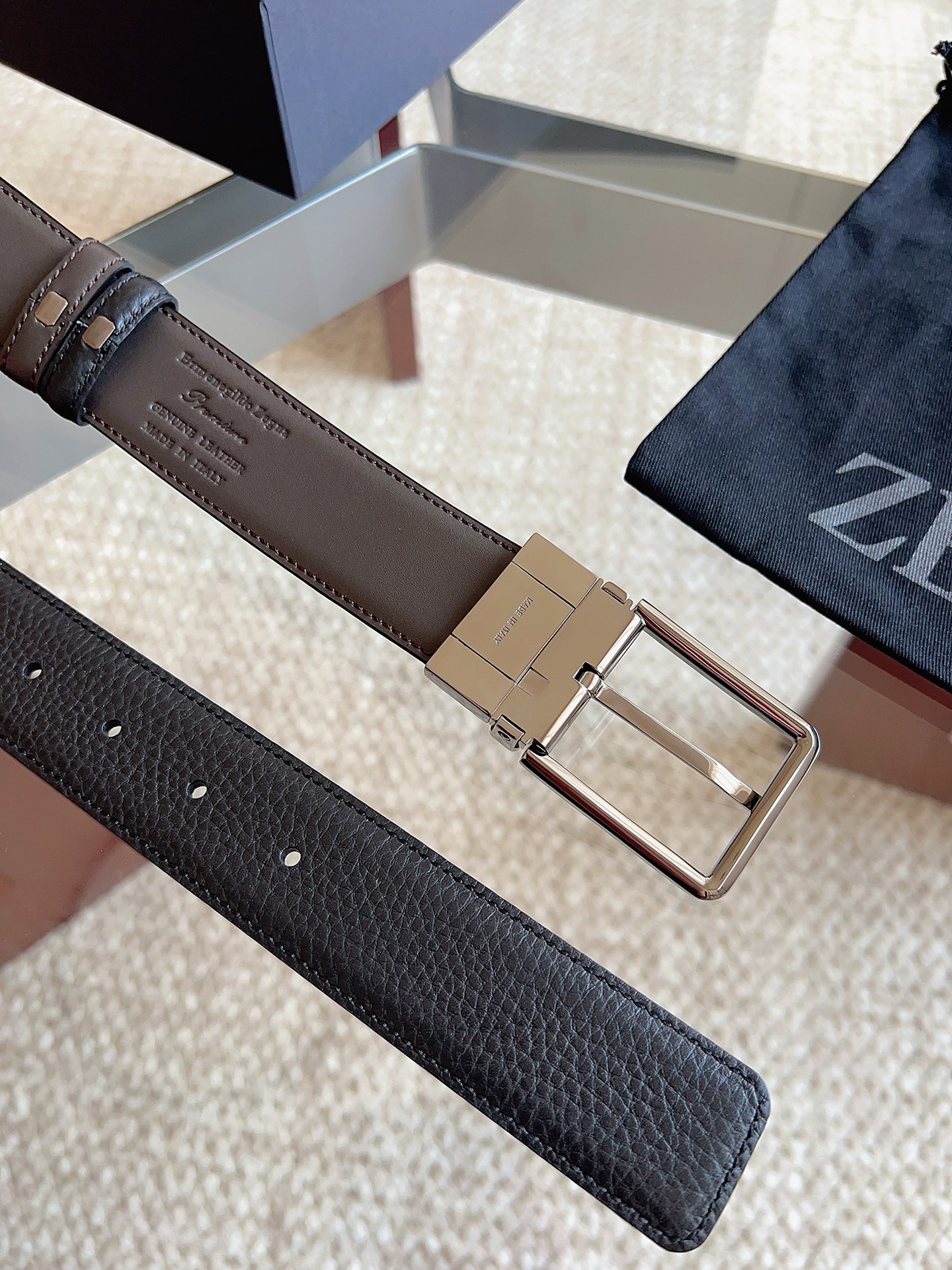 Ermenegildo Zegna 杰尼亚（2026全新系列）这款深棕色配黑色皮革双面皮带一面选用光滑皮革 另一面选用粒面皮革