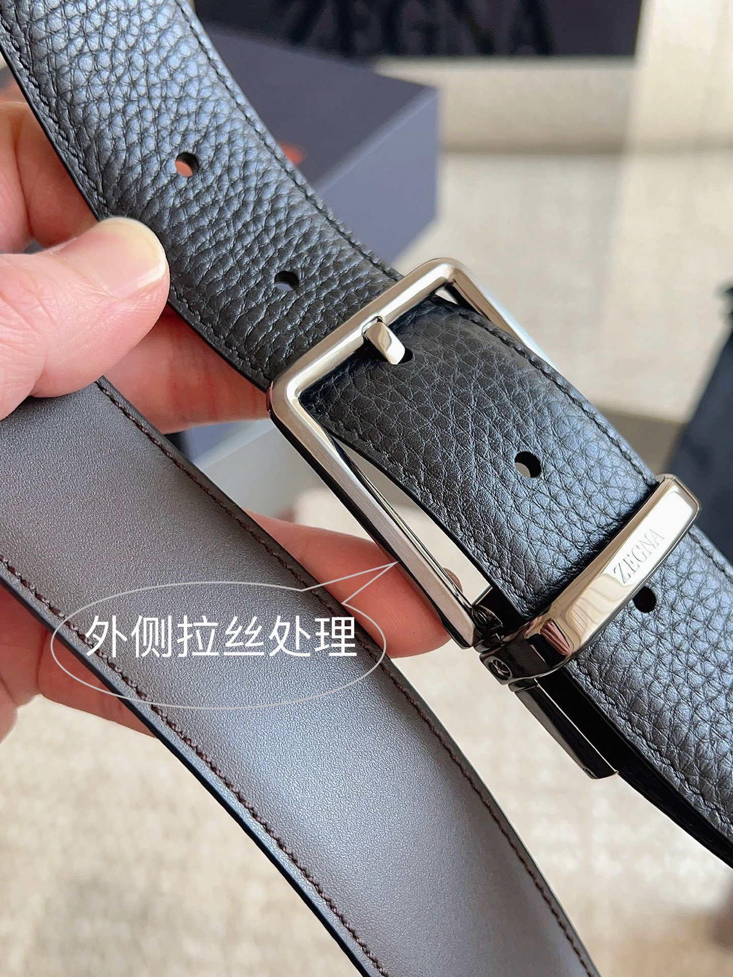 Ermenegildo Zegna 杰尼亚（2026全新系列）这款深棕色配黑色皮革双面皮带一面选用光滑皮革 另一面选用粒面皮革