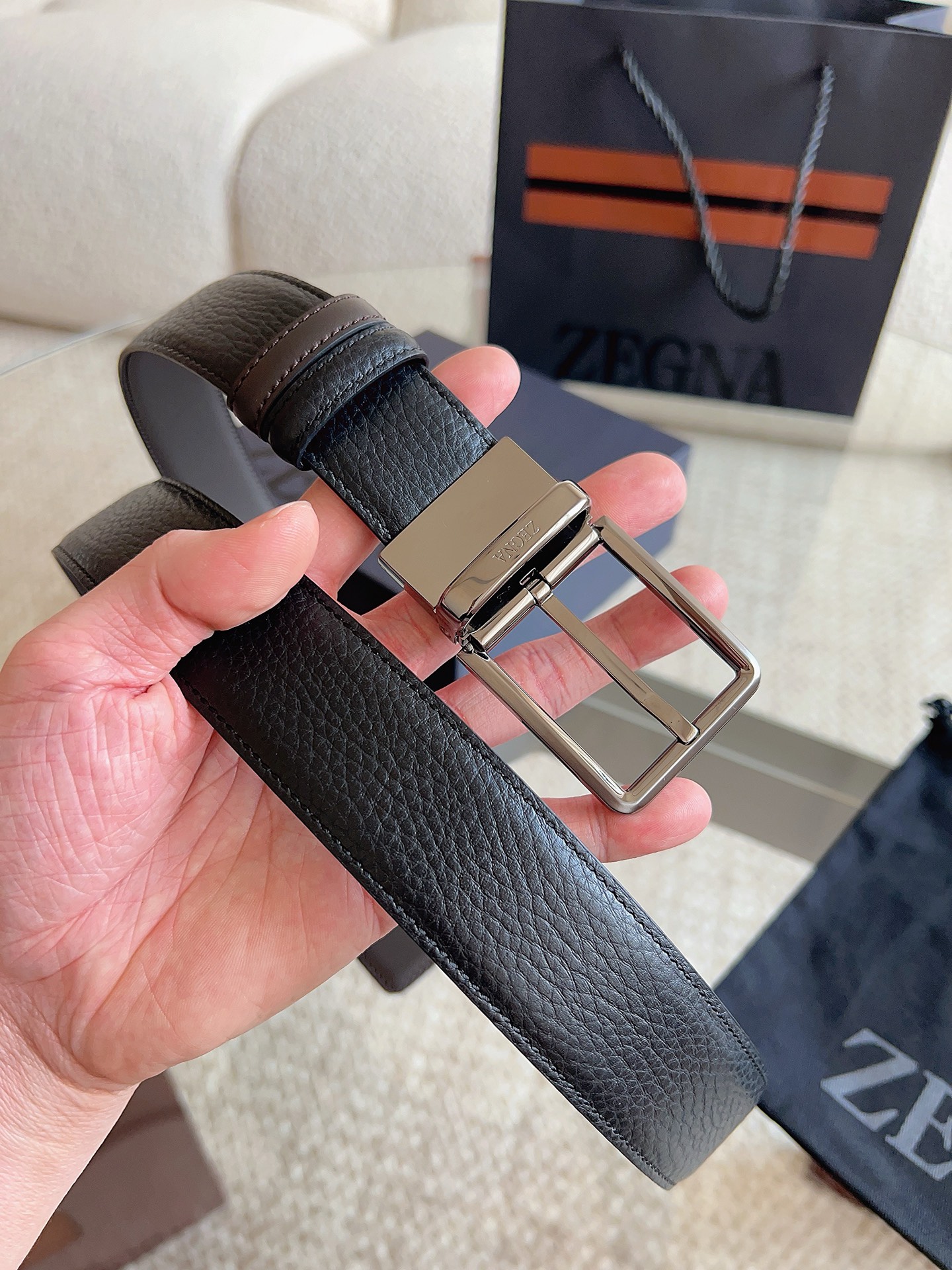 Ermenegildo Zegna 杰尼亚（2026全新系列）这款深棕色配黑色皮革双面皮带一面选用光滑皮革 另一面选用粒面皮革