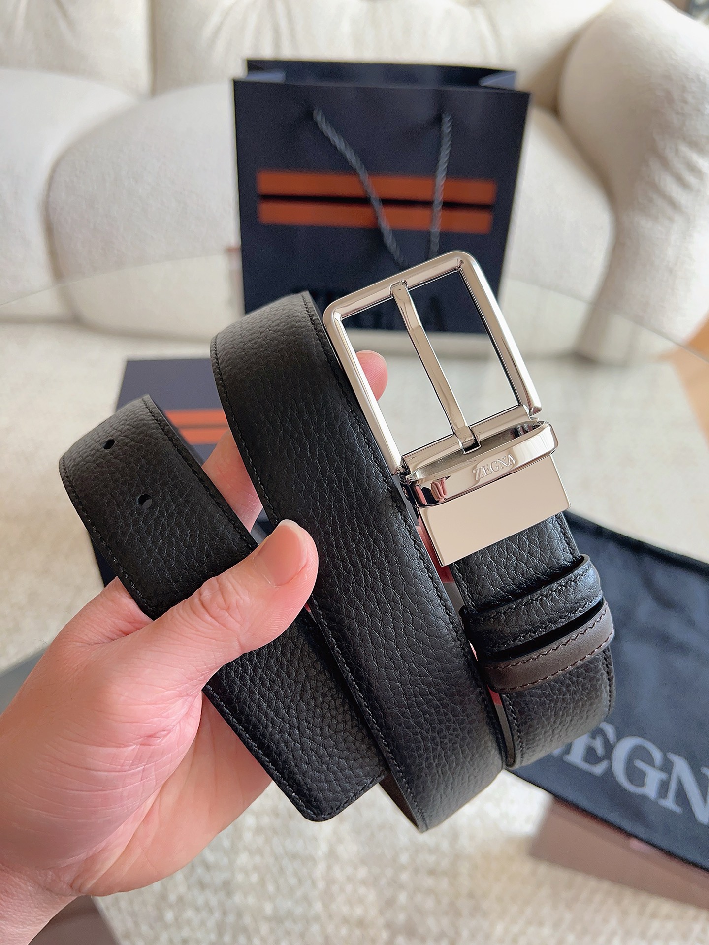 Ermenegildo Zegna 杰尼亚（2026全新系列）这款深棕色配黑色皮革双面皮带一面选用光滑皮革 另一面选用粒面皮革