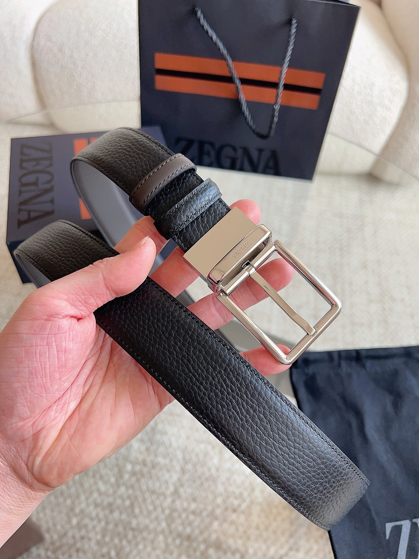 Ermenegildo Zegna 杰尼亚（2026全新系列）这款深棕色配黑色皮革双面皮带一面选用光滑皮革 另一面选用粒面皮革
